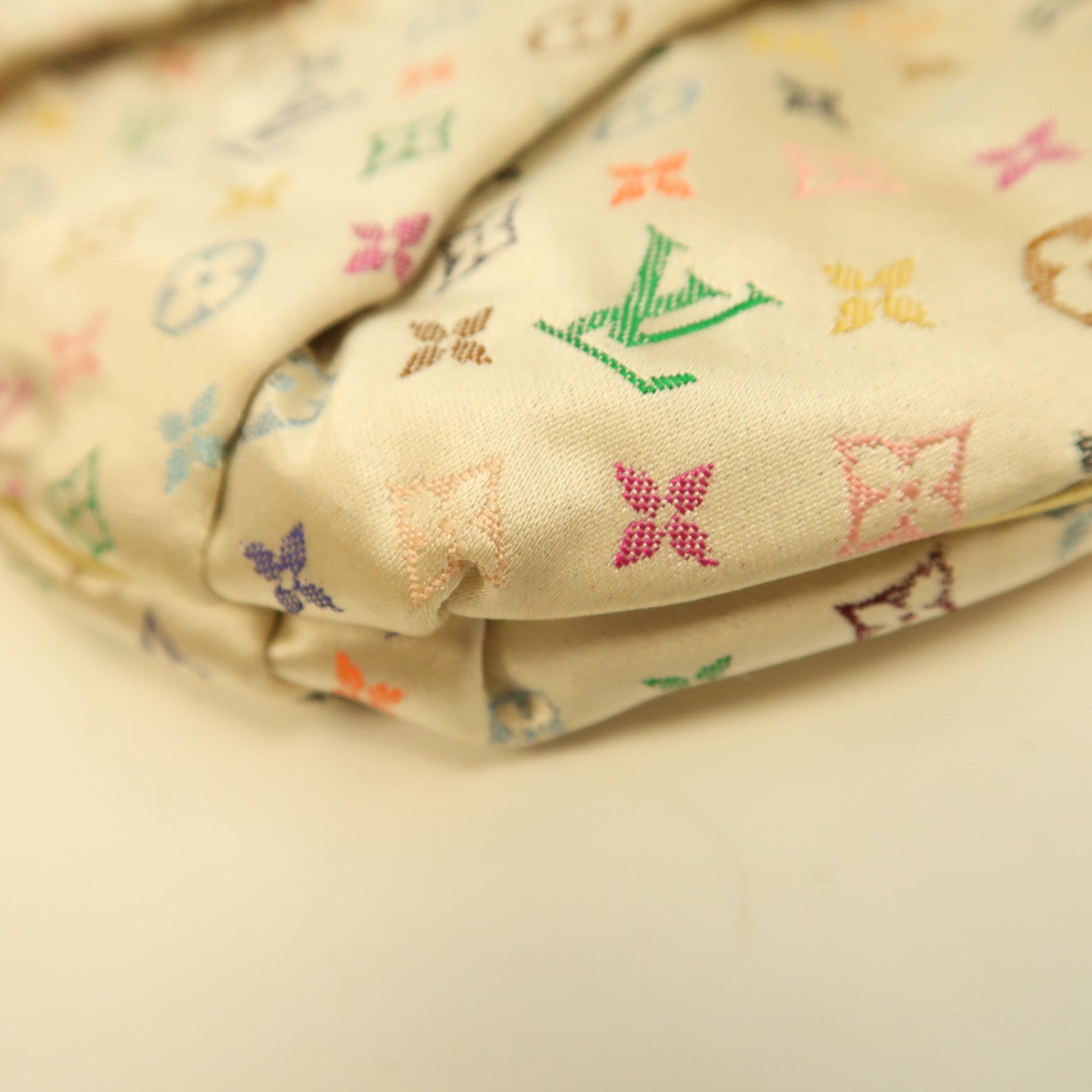 LOUIS VUITTON Monogram Satin Omoniere金扣手挽袋米白色