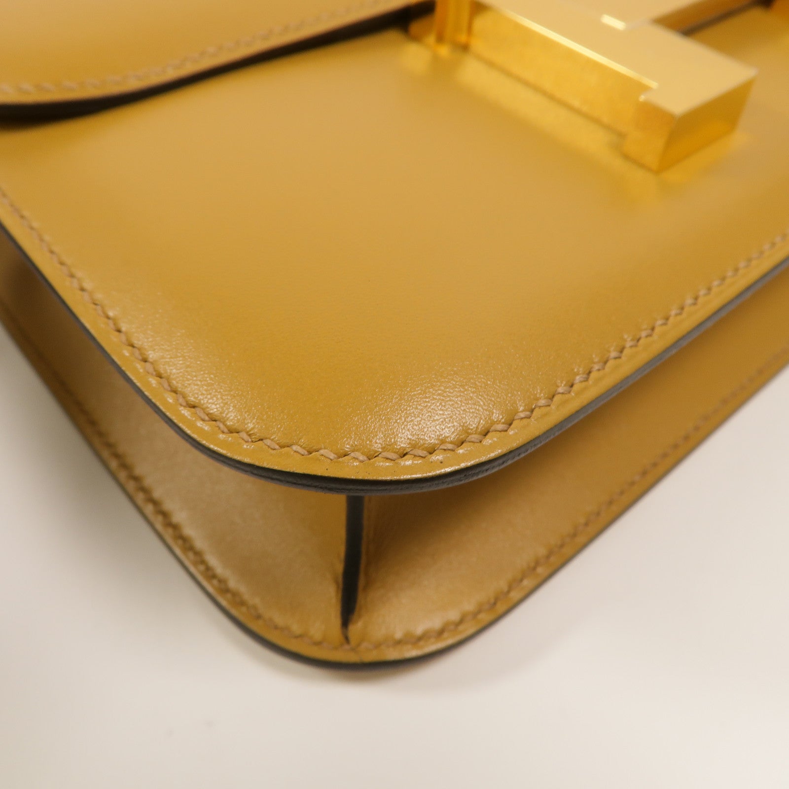 HERMES Tadelakt皮革Constance 24肩背袋Poussiere
