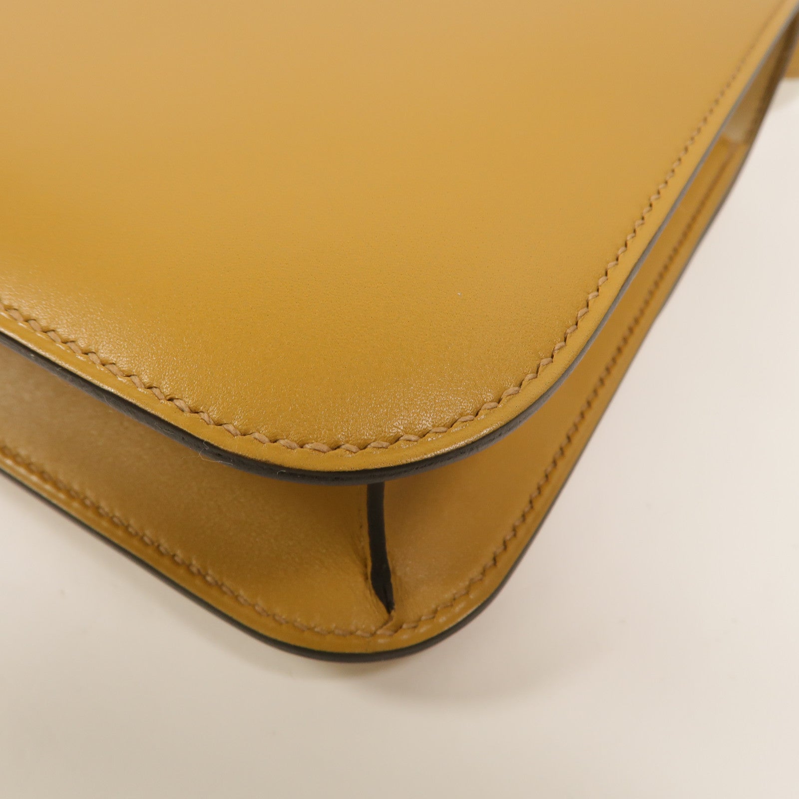 HERMES Tadelakt皮革Constance 24肩背袋Poussiere