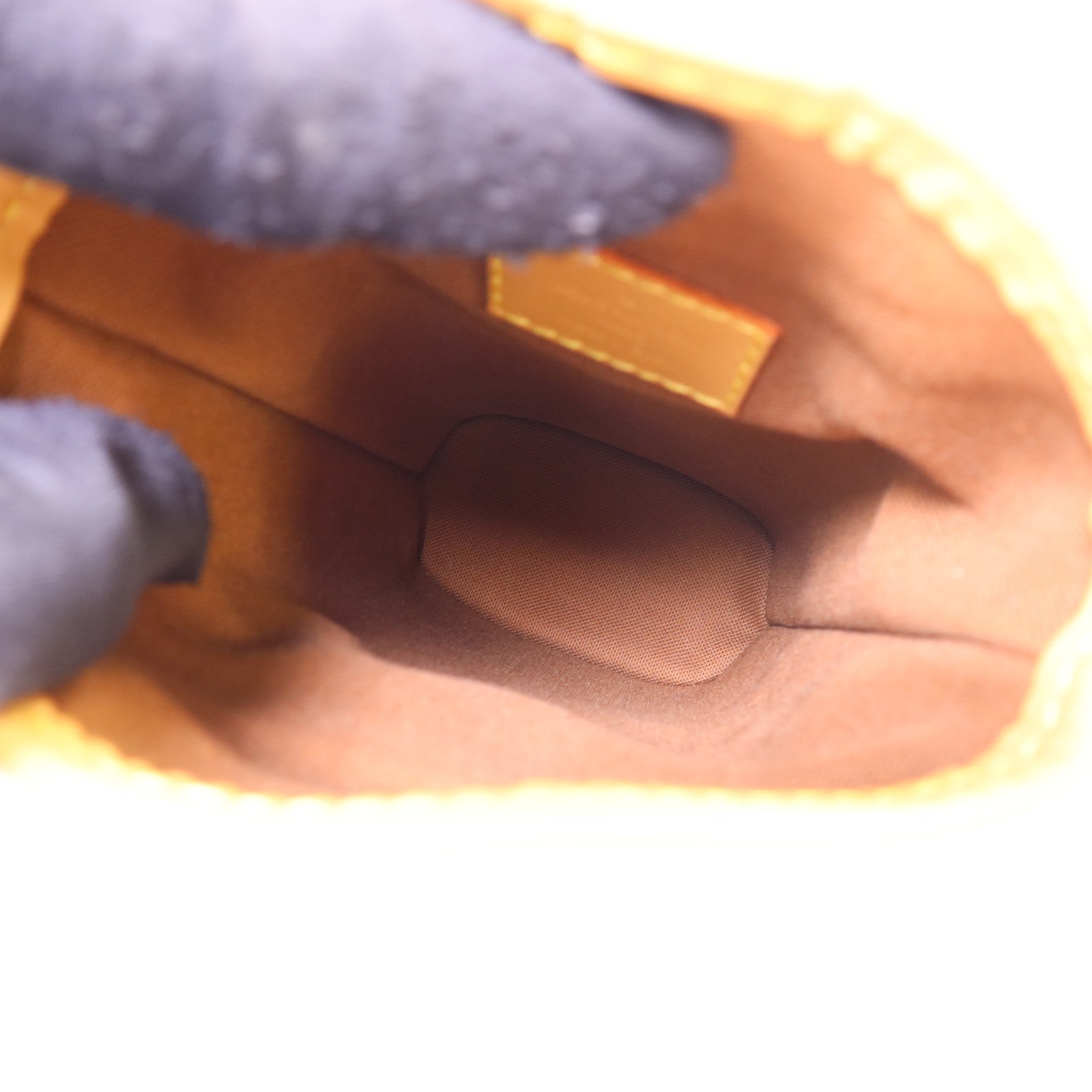 LOUIS VUITTON Monogram Fold Me Pouch金扣肩背袋