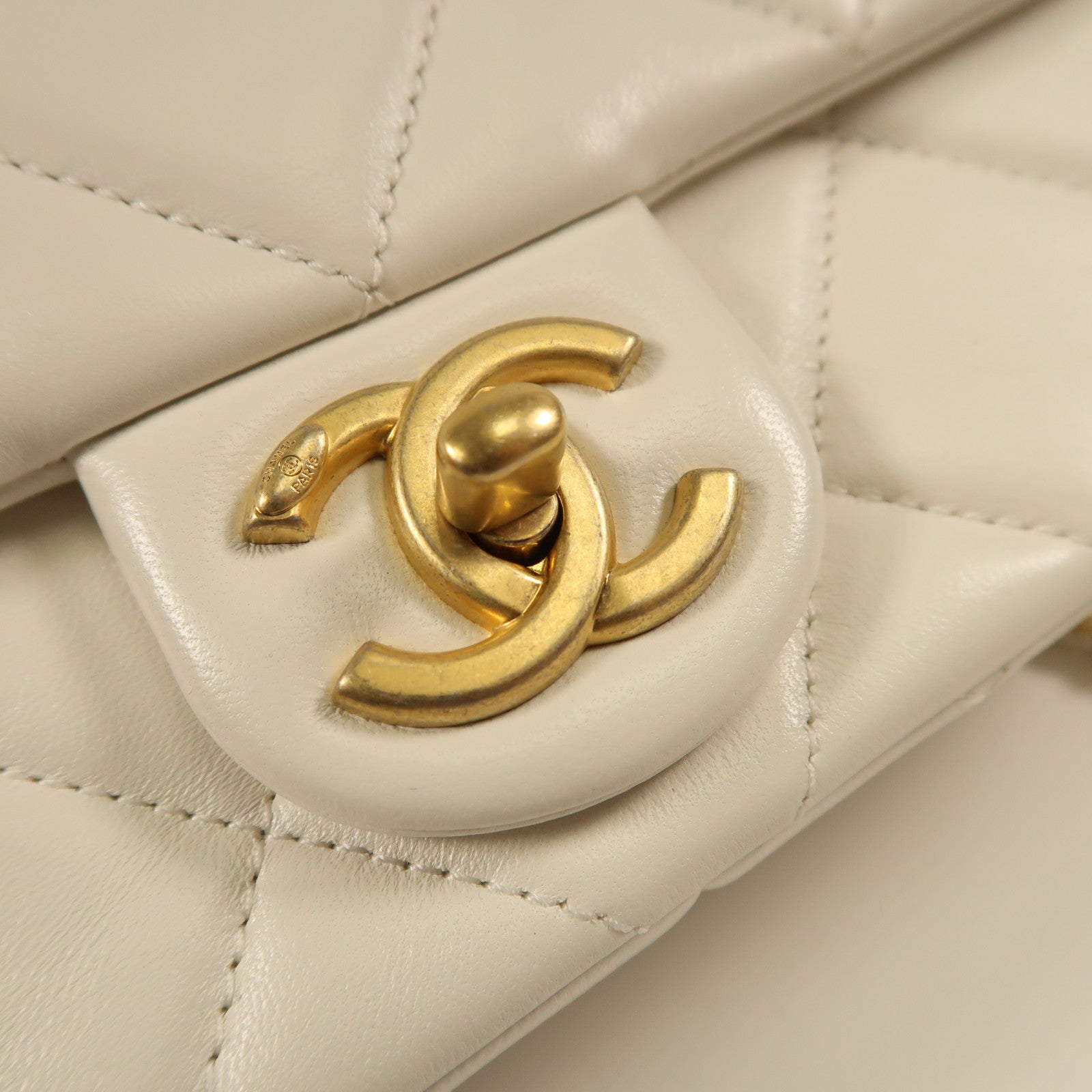 CHANEL 羊皮皮革Chain Shoulder金扣鏈帶肩背袋