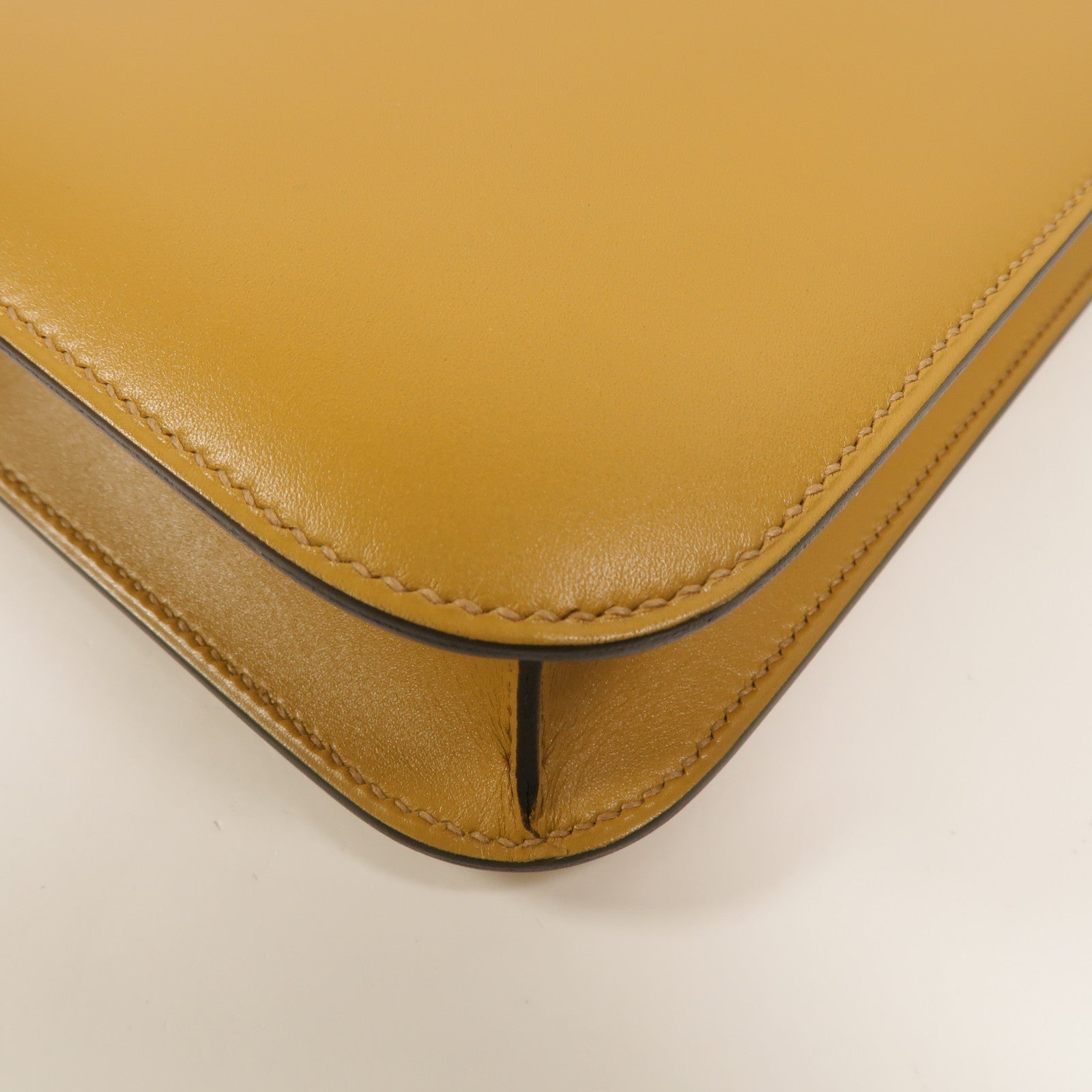 HERMES Tadelakt皮革Constance 24肩背袋Poussiere