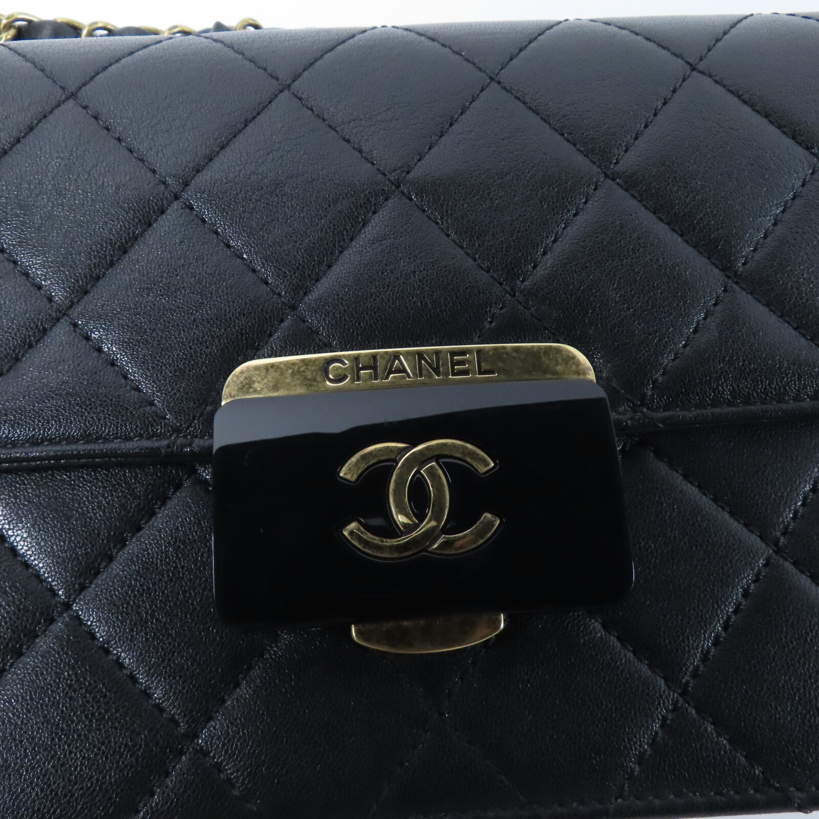 CHANEL 牛皮皮革Beauty Lock Flap鏈帶肩背袋