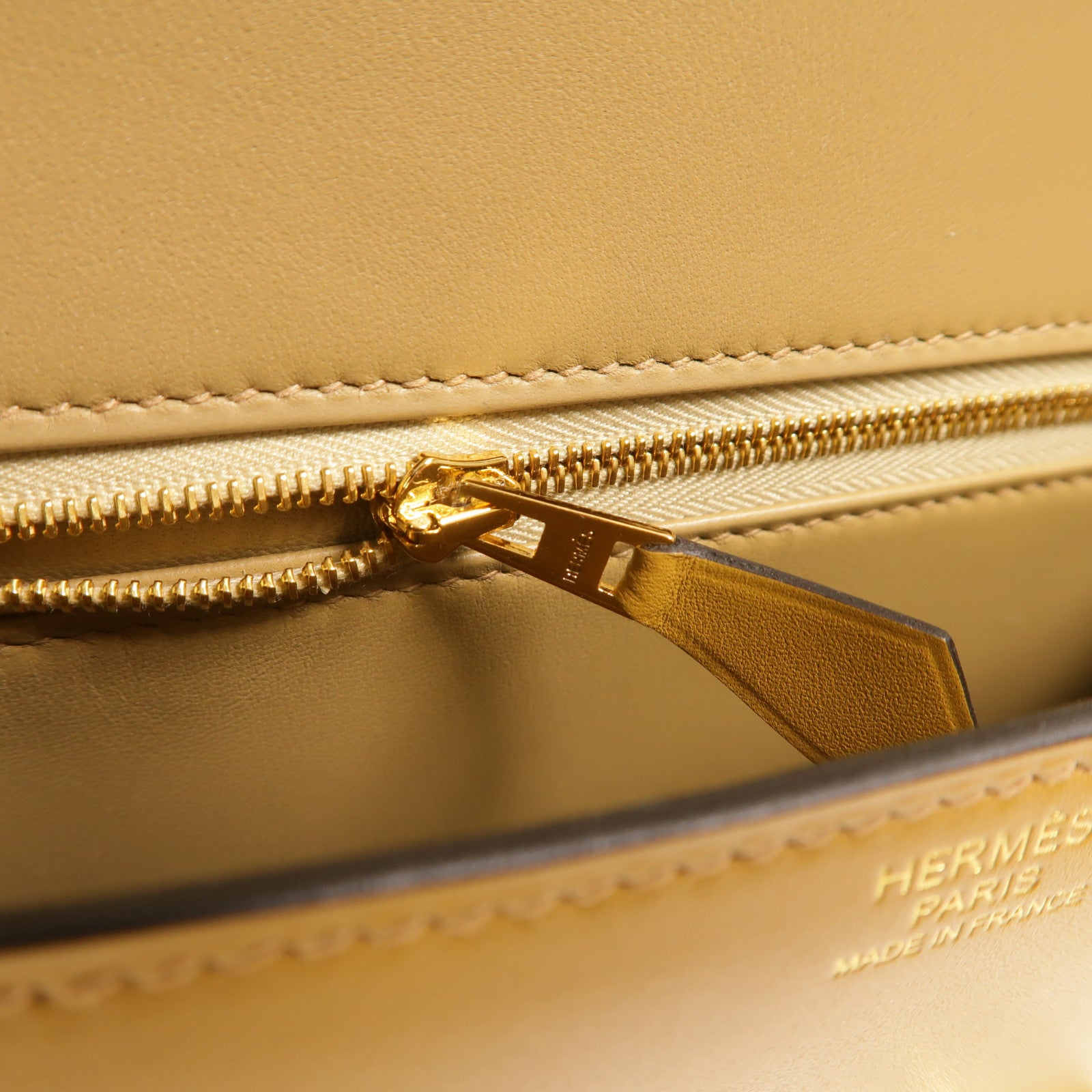 HERMES Tadelakt皮革Constance 24肩背袋Poussiere