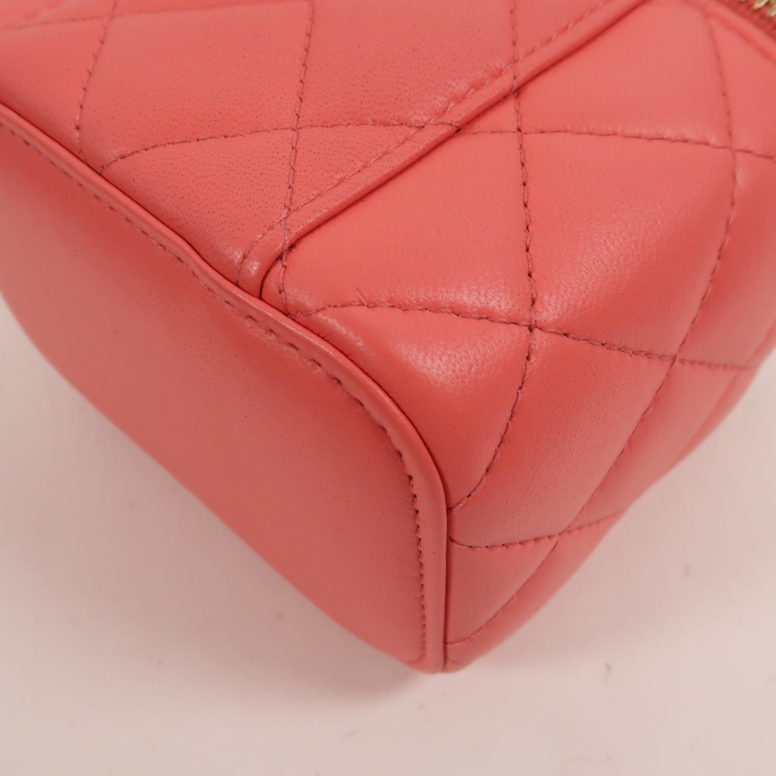 CHANEL 羊皮皮革Vanity Case Gold Ball鏈帶肩背袋