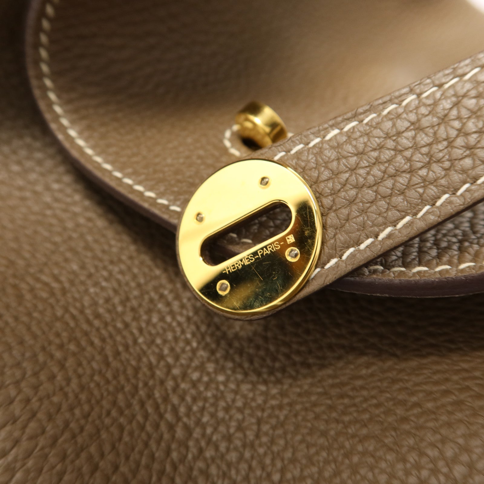 HERMES 【激減優惠】Clemence皮革Lindy 30金扣手挽肩背兩用袋Etoupe