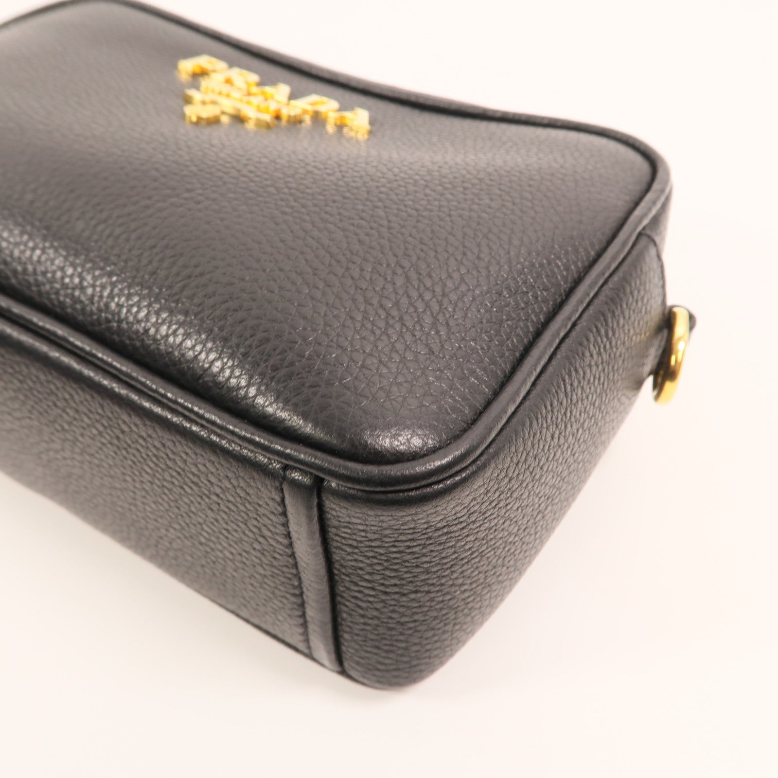 PRADA 牛皮皮革Camera Bag金扣肩背袋