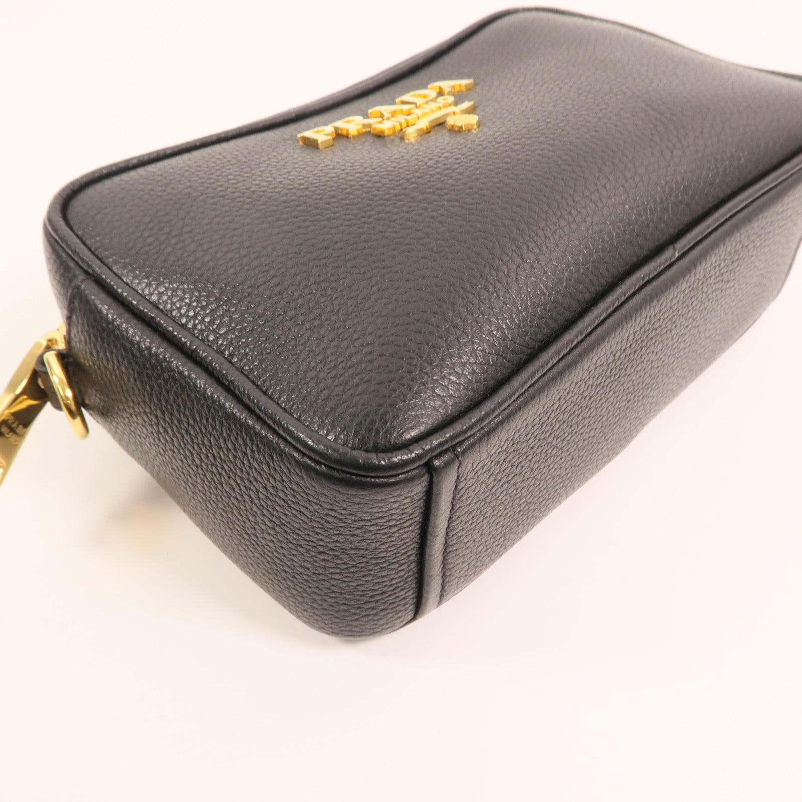 PRADA 牛皮皮革Camera Bag金扣肩背袋