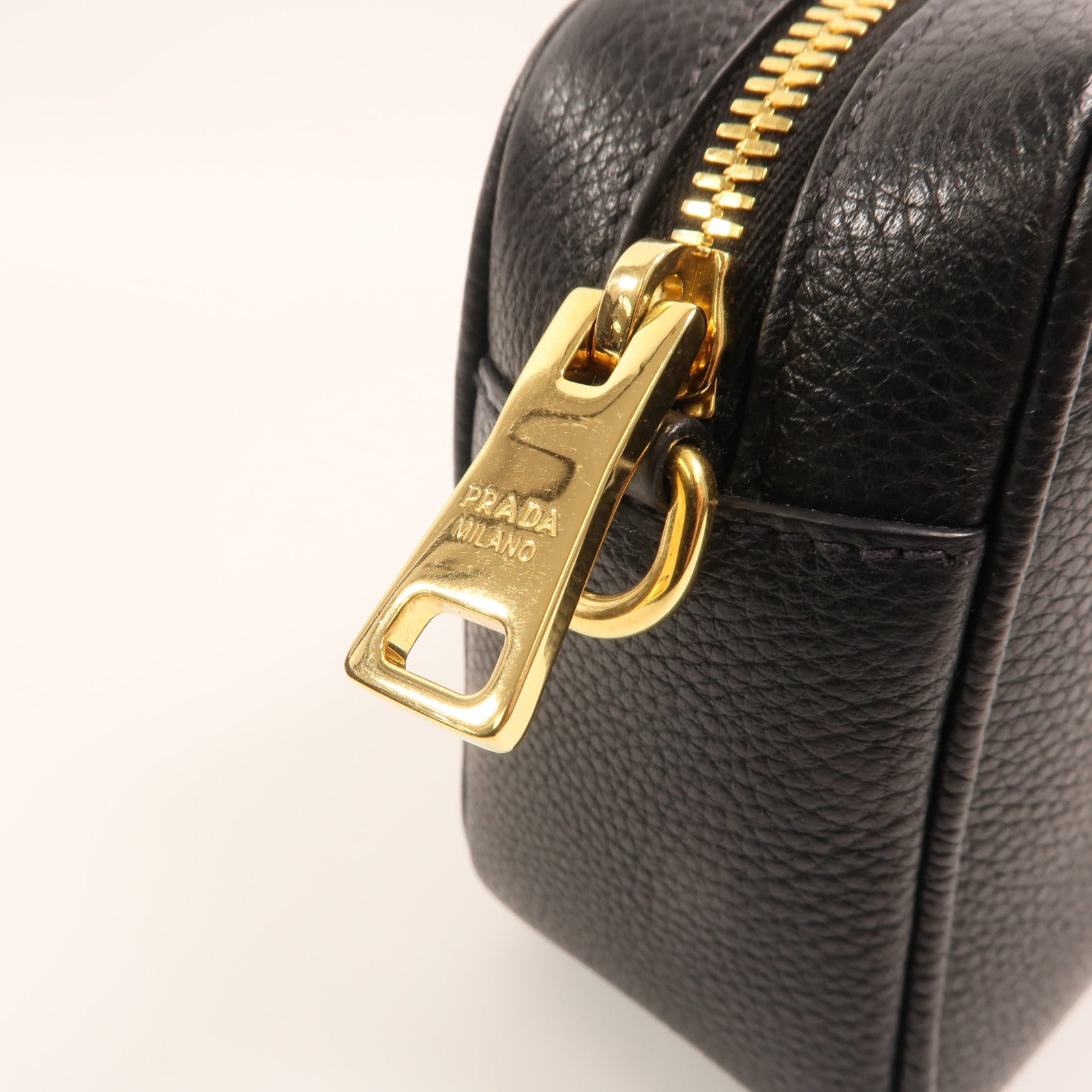 PRADA 牛皮皮革Camera Bag金扣肩背袋