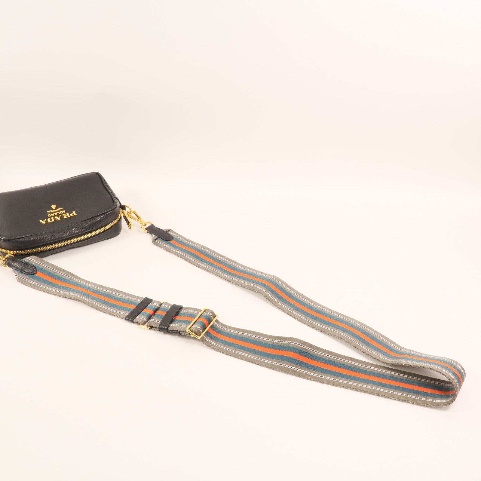 PRADA 牛皮皮革Camera Bag金扣肩背袋