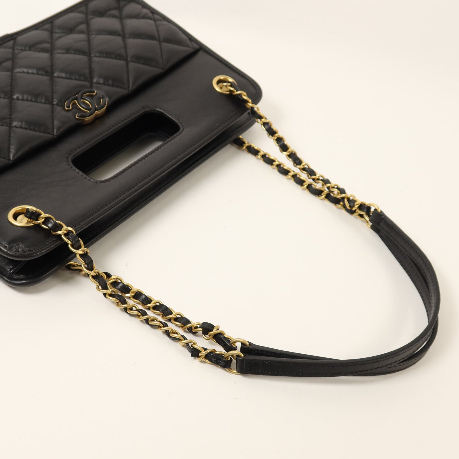 CHANEL 【激減優惠】羊皮皮革23S Graphic Catch Small Shopping Bag金扣鏈帶肩背袋
