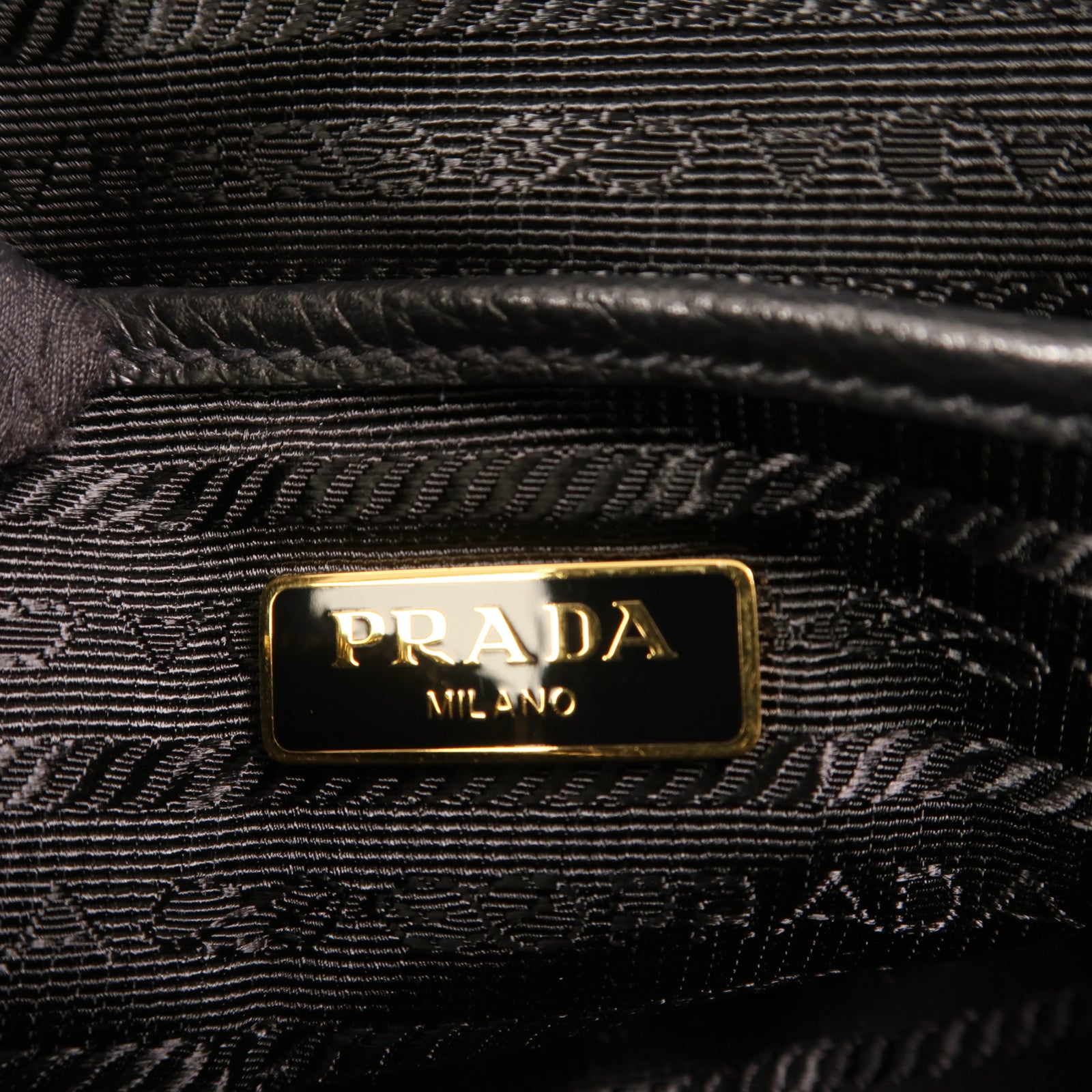 PRADA 牛皮皮革Camera Bag金扣肩背袋
