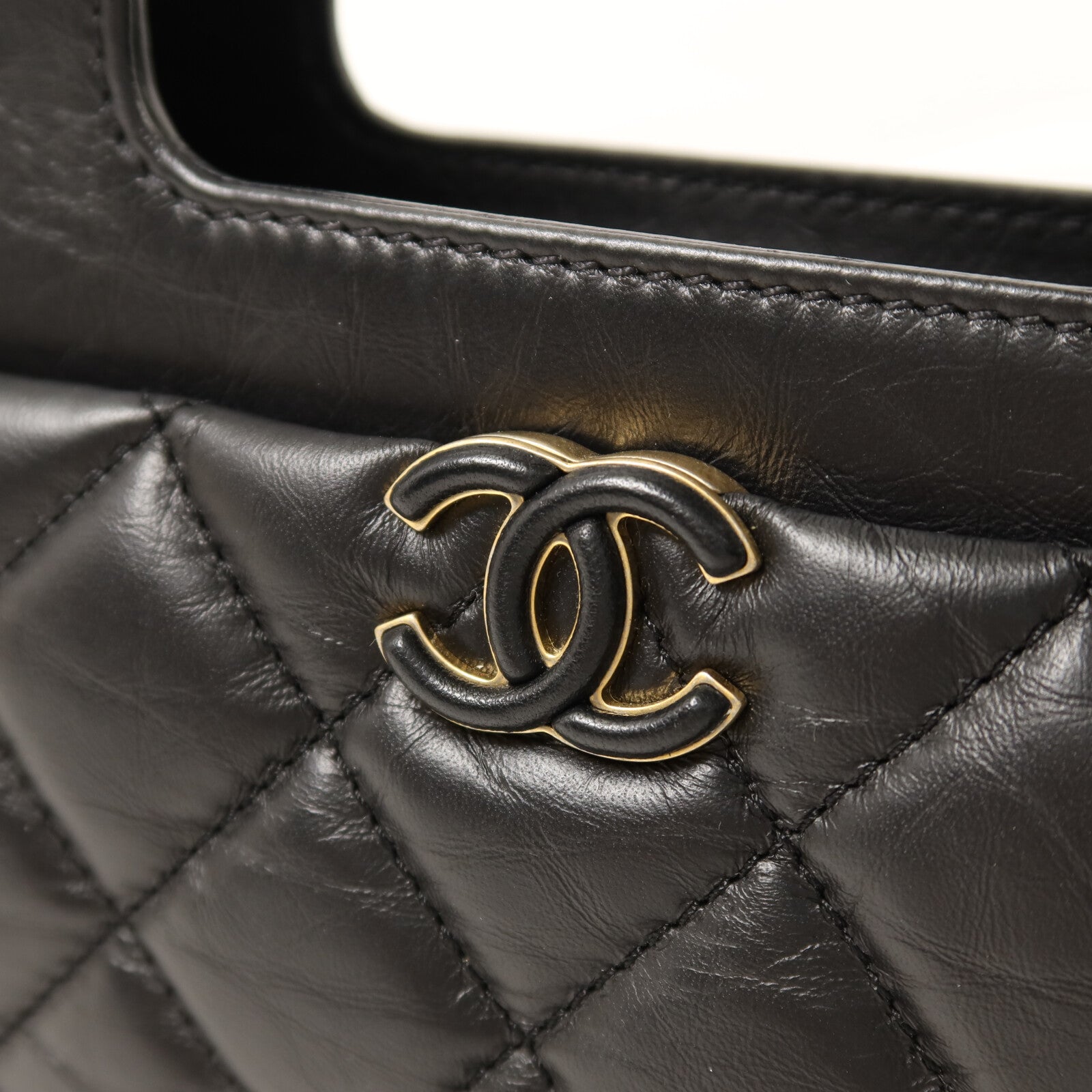 CHANEL 【激減優惠】羊皮皮革23S Graphic Catch Small Shopping Bag金扣鏈帶肩背袋