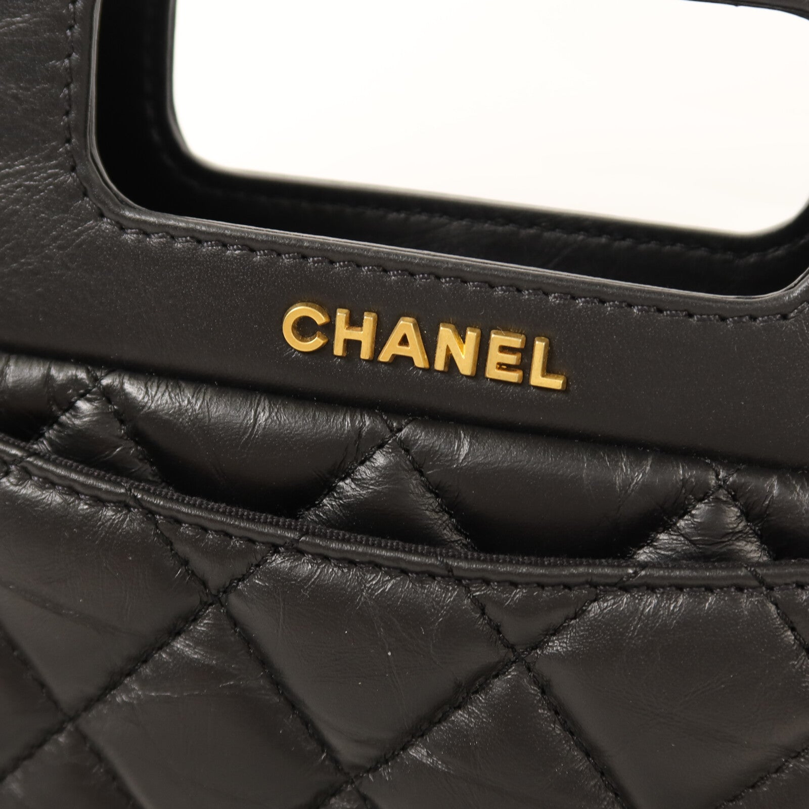 CHANEL 【激減優惠】羊皮皮革23S Graphic Catch Small Shopping Bag金扣鏈帶肩背袋