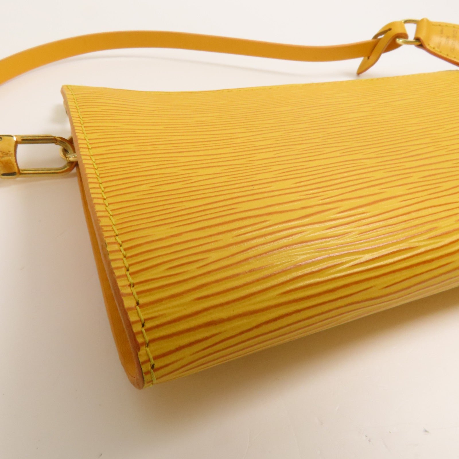 LOUIS VUITTON Epi Pochette Accessories Pouch金扣手挽袋