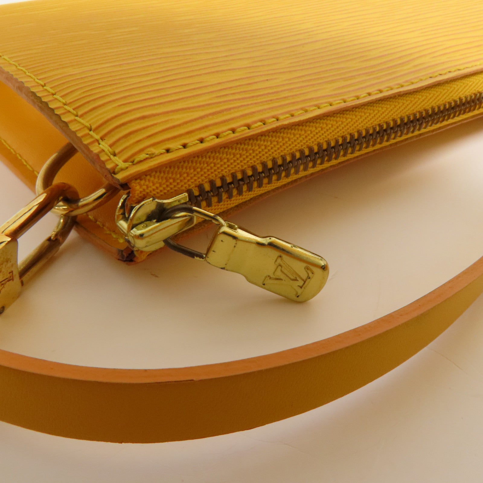 LOUIS VUITTON Epi Pochette Accessories Pouch金扣手挽袋