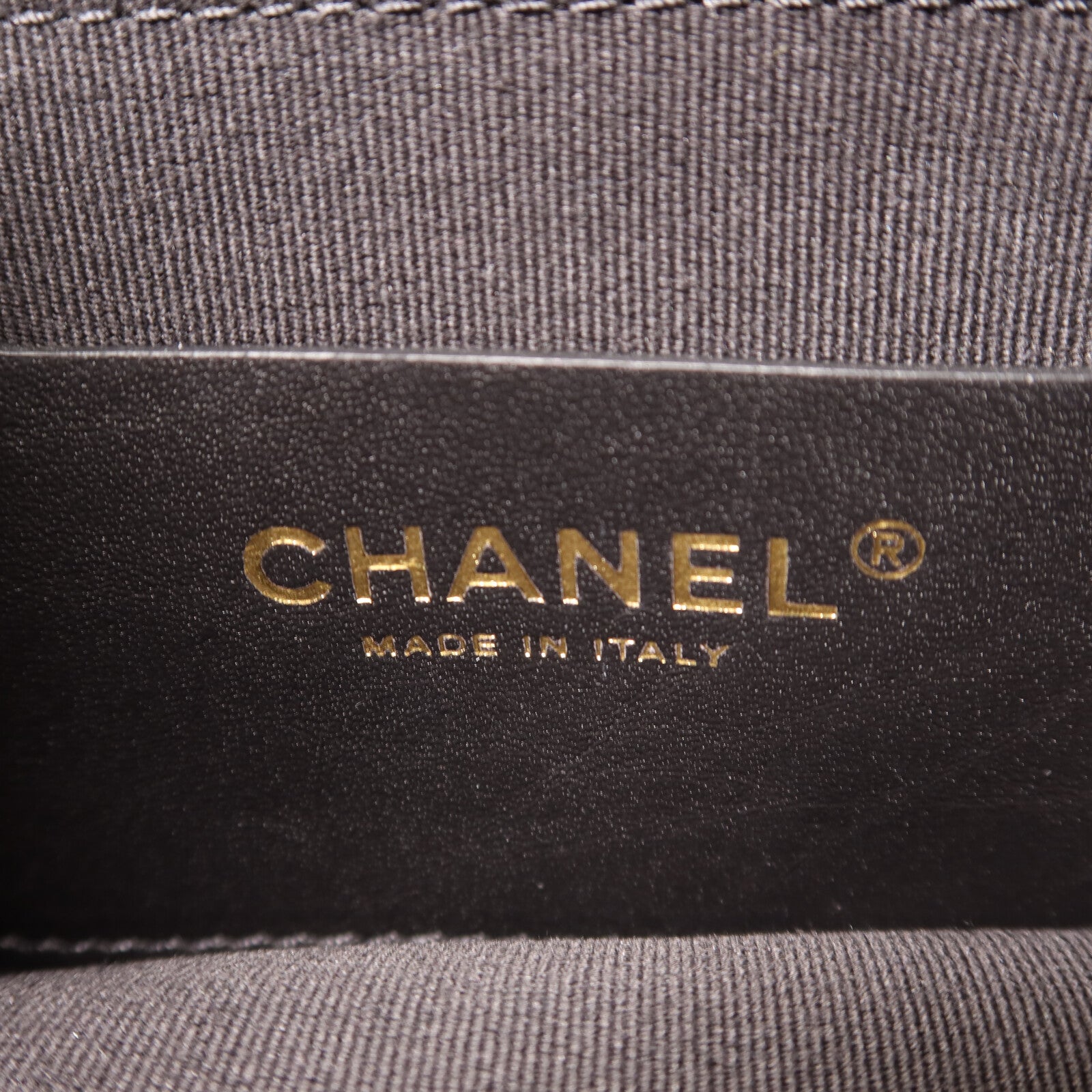 CHANEL 【激減優惠】羊皮皮革23S Graphic Catch Small Shopping Bag金扣鏈帶肩背袋