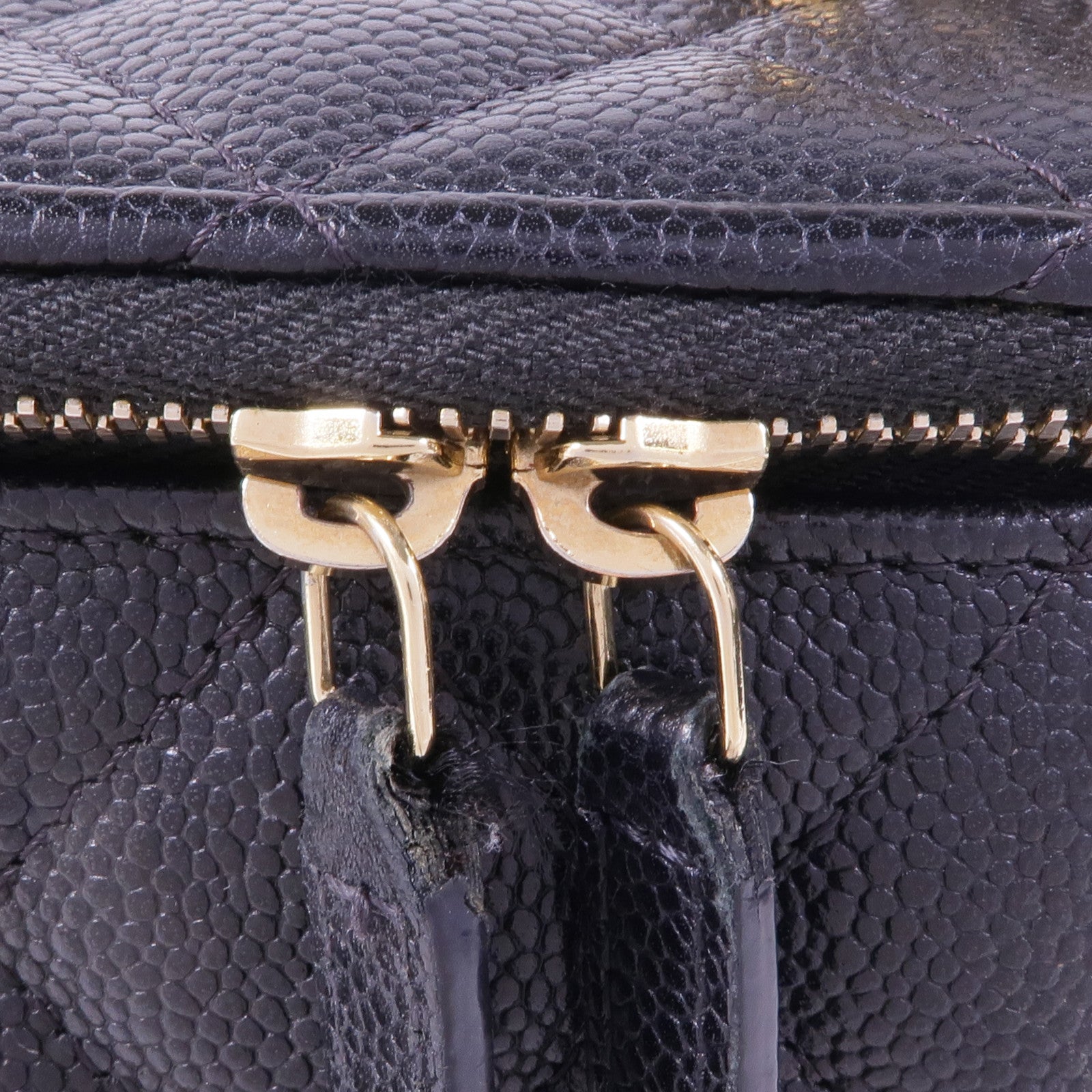 CHANEL 牛皮皮革Vanity Case金扣鏈帶肩背袋