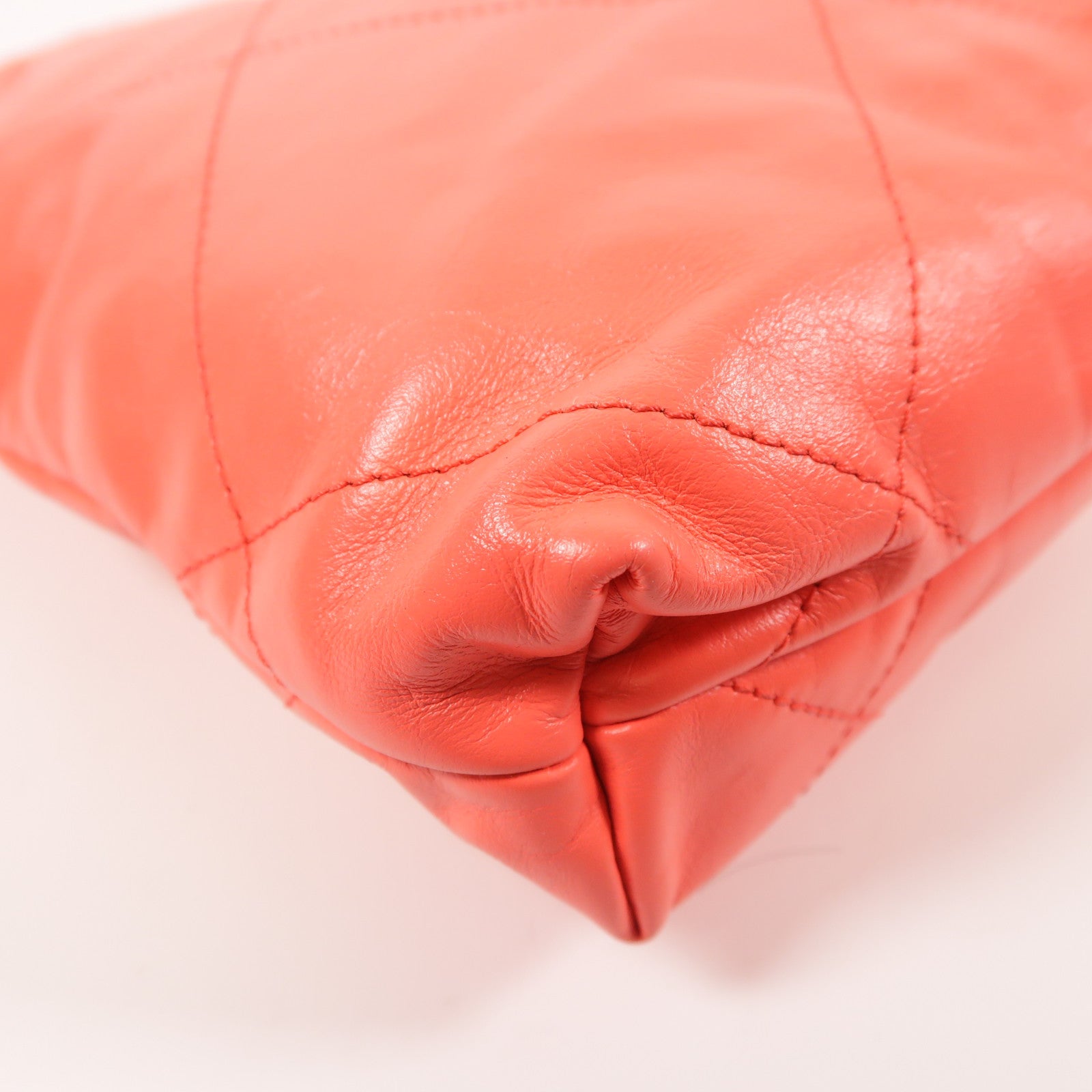 CHANEL 牛皮皮革Chanel 22金扣鏈帶肩背袋