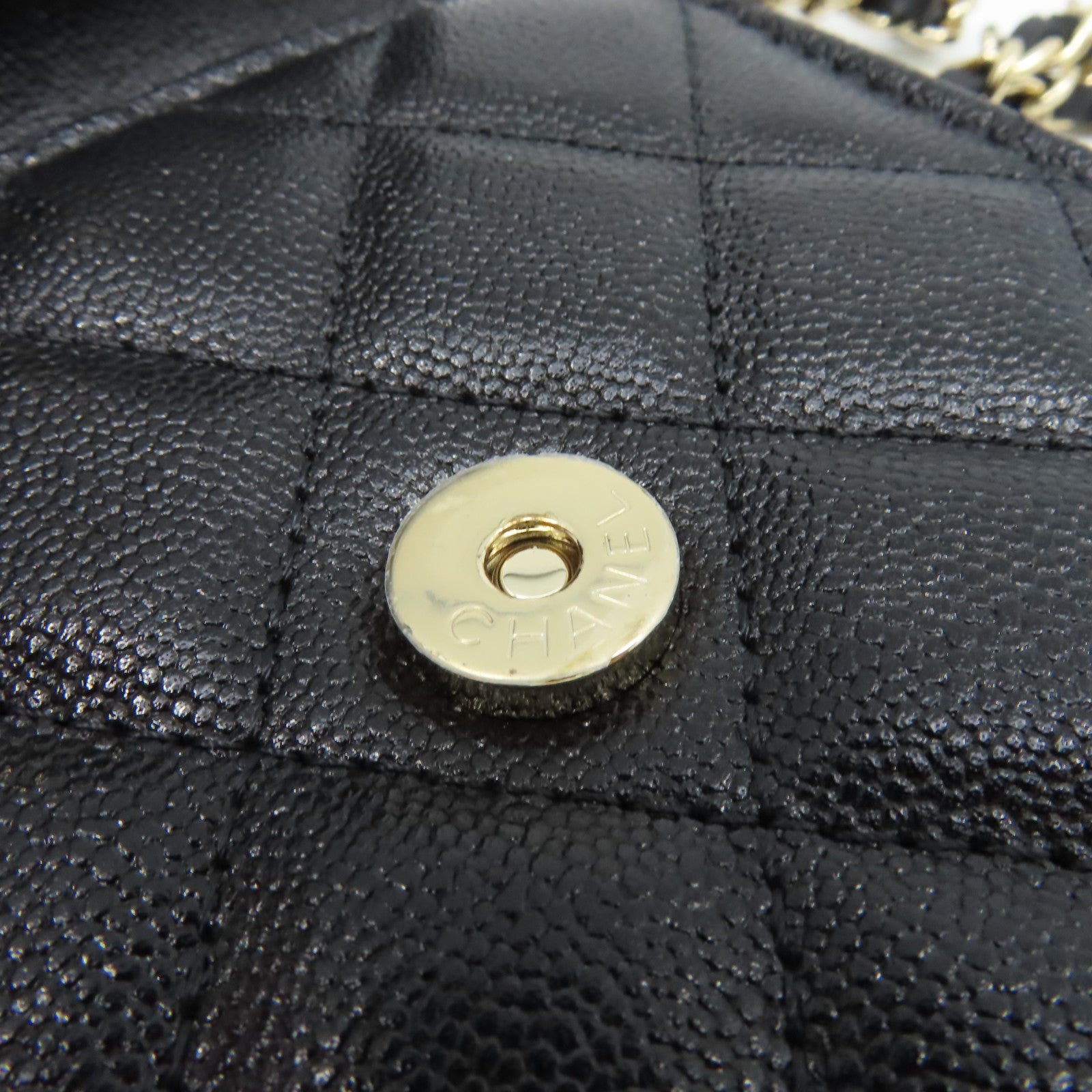 CHANEL 菱格Caviar皮革Phone And Airpods Case金扣鏈帶手機/耳機袋黑色