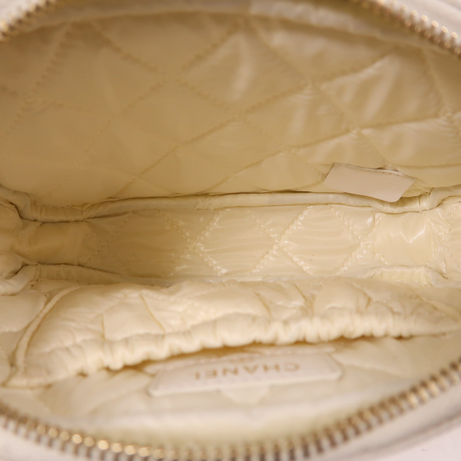 CHANEL 牛皮皮革Pouch金扣手拿包