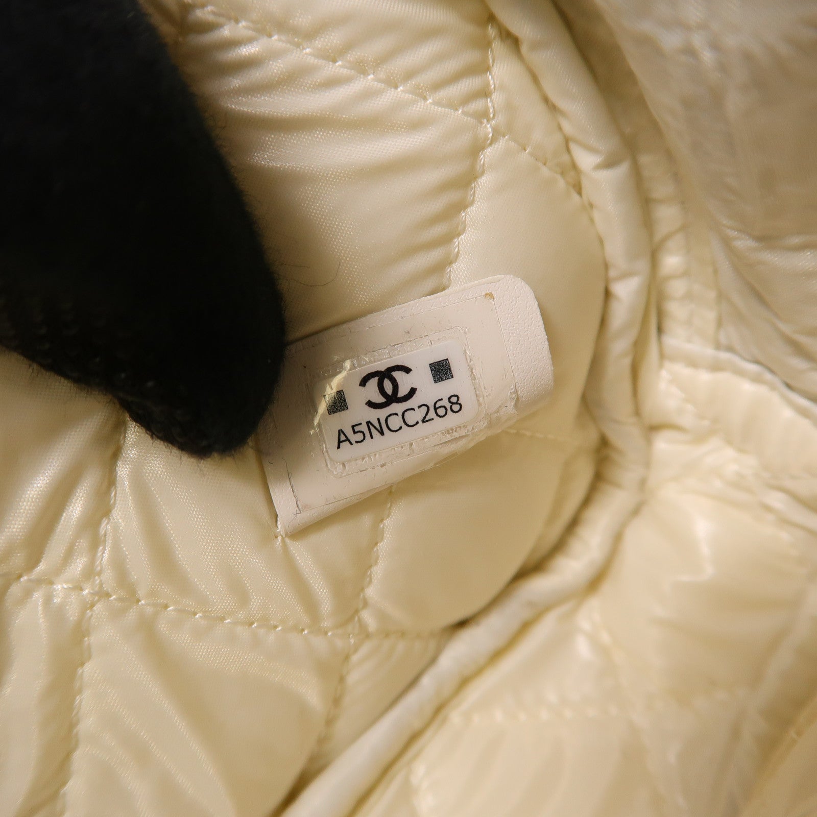 CHANEL 牛皮皮革Pouch金扣手拿包