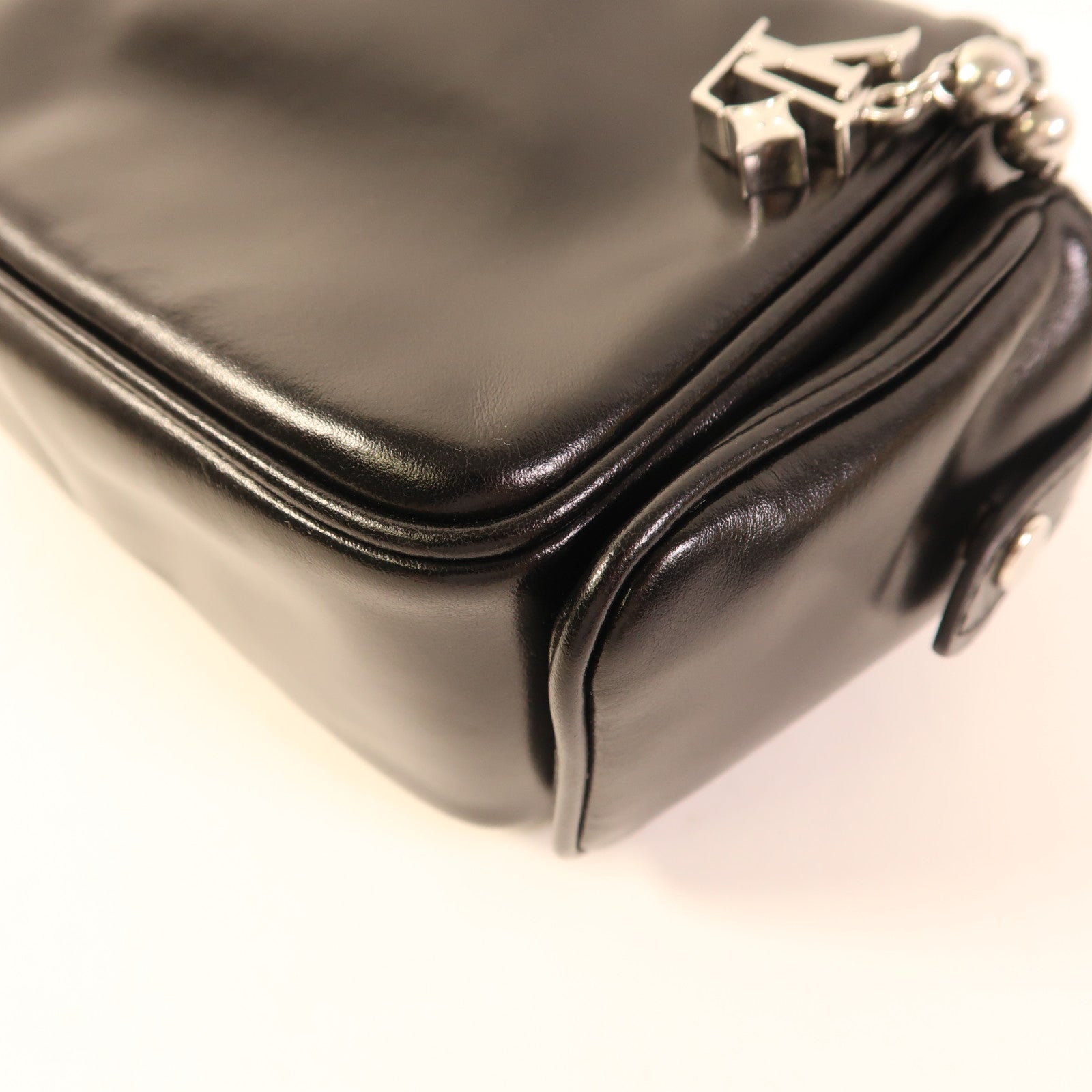 LOUIS VUITTON 牛皮皮革Cargo Wearable Wallet銀扣肩背袋