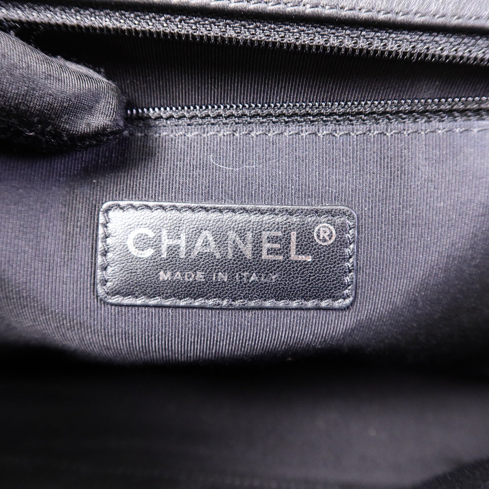 CHANEL 漆皮皮革Boy 28鏈帶肩背袋