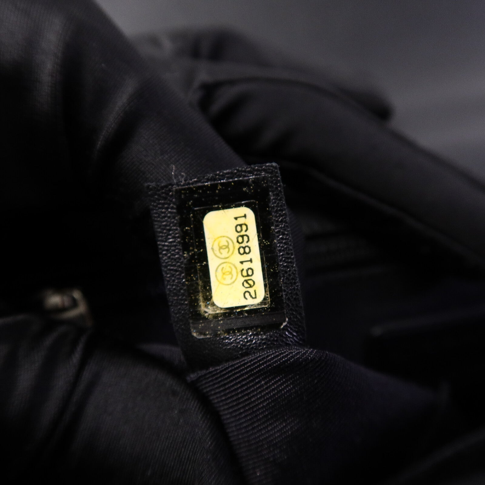 CHANEL 漆皮皮革Boy 28鏈帶肩背袋