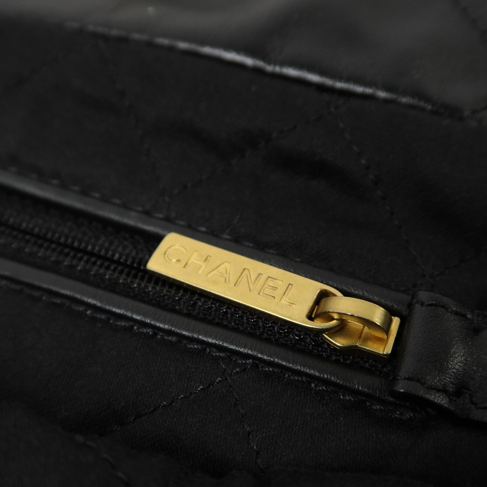 CHANEL 牛皮皮革C22 Medium鏈帶肩背袋