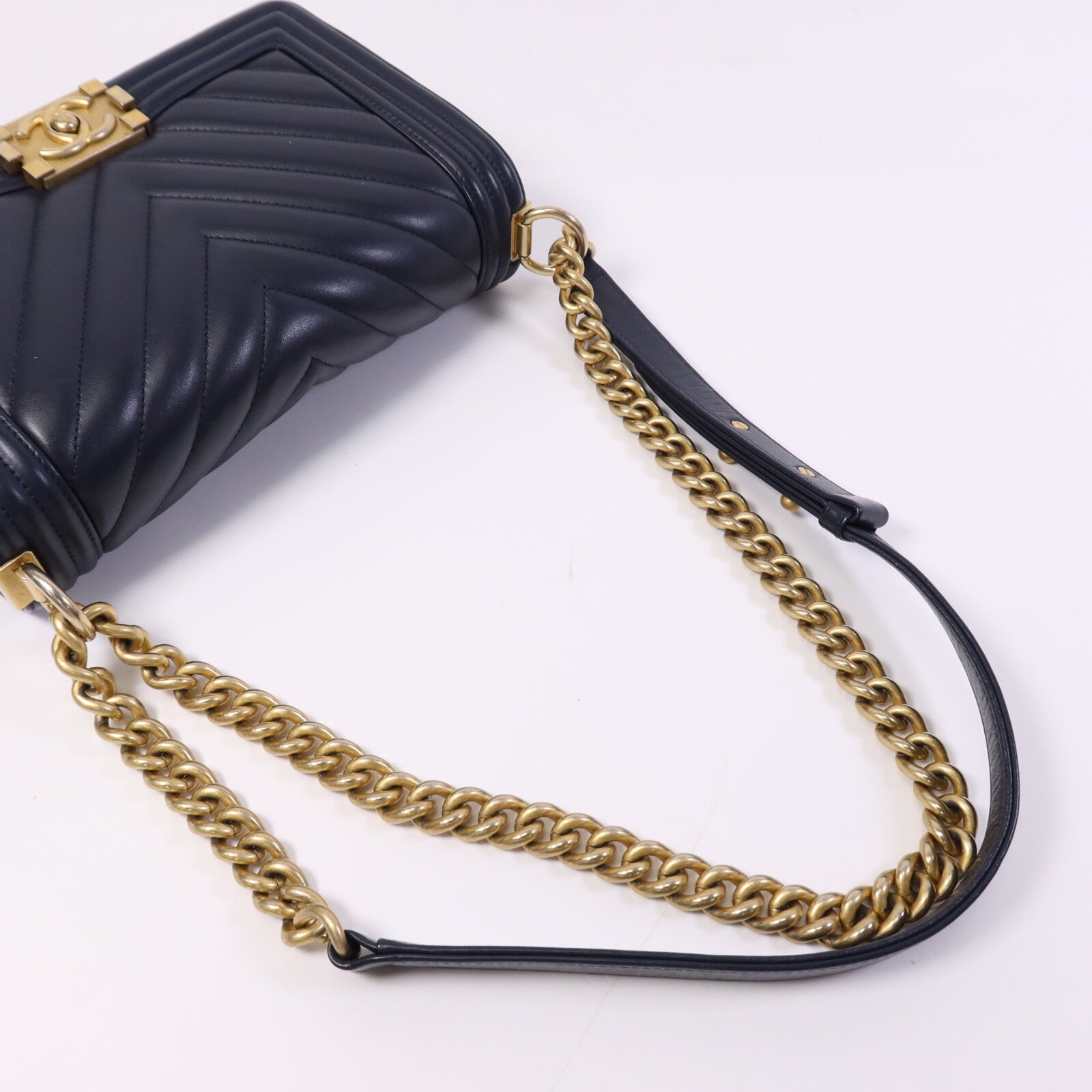 CHANEL 羊皮皮革Boy 25金扣鏈帶肩背袋