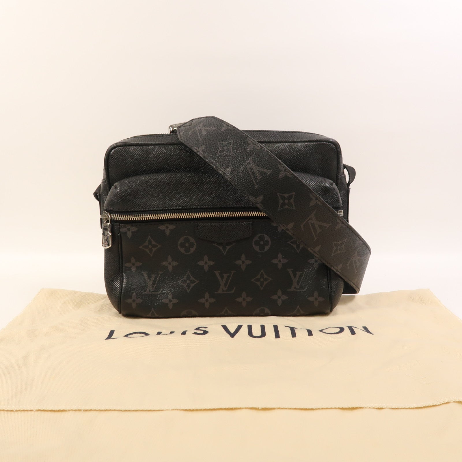 LOUIS VUITTON Monogram Eclipse/Taiga Outdoor Messenger銀扣肩背袋