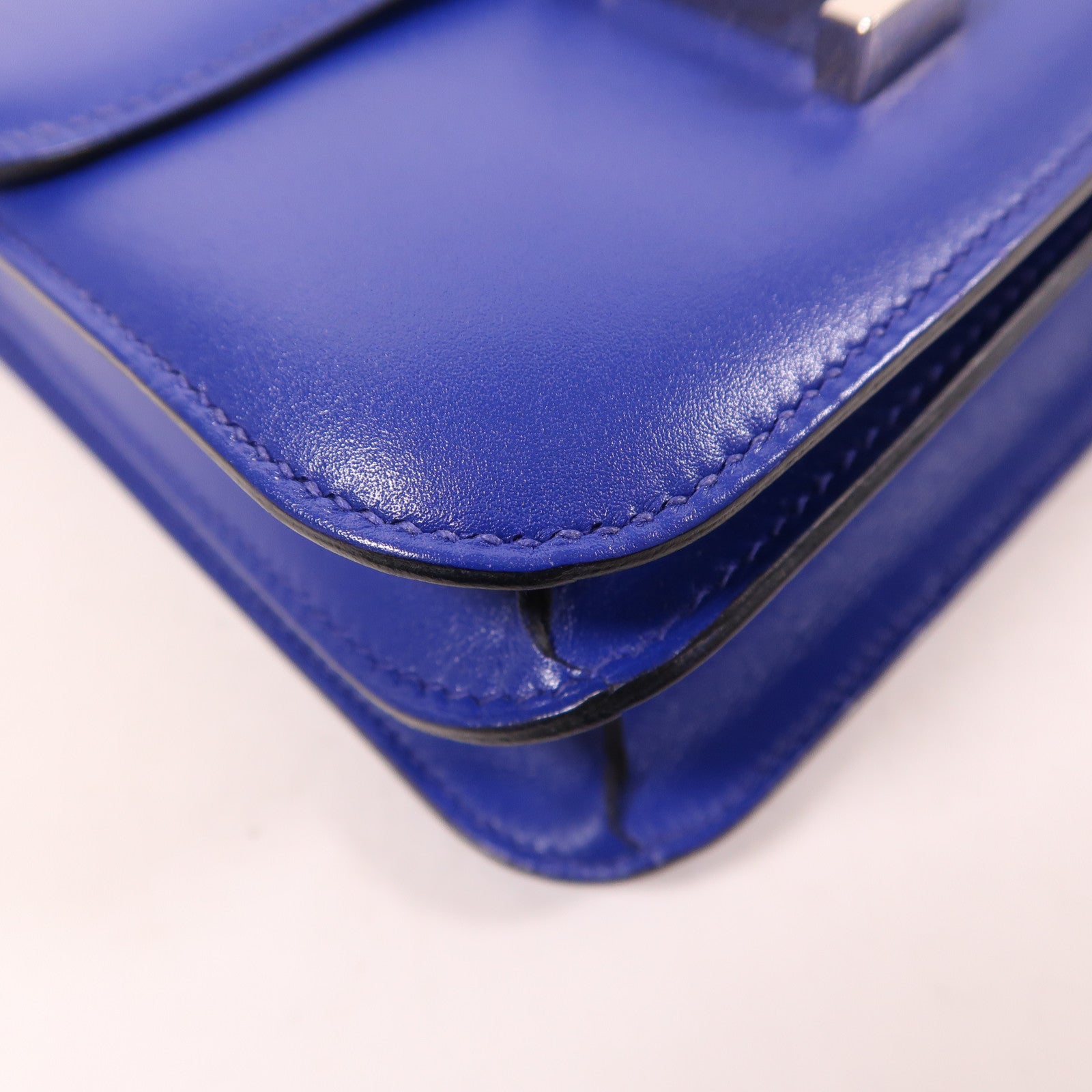 HERMES Swift皮革Constance Mini銀扣肩背袋Blue