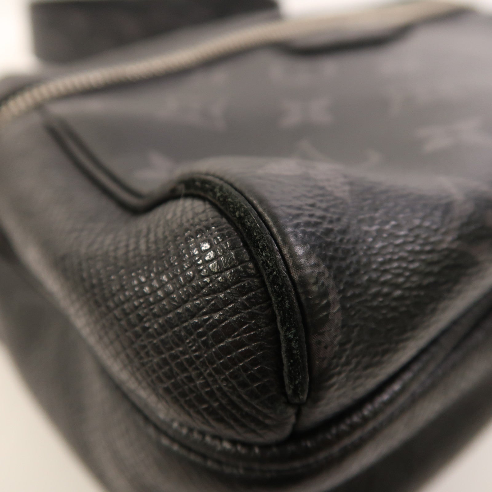 LOUIS VUITTON Monogram Eclipse/Taiga Outdoor Messenger銀扣肩背袋