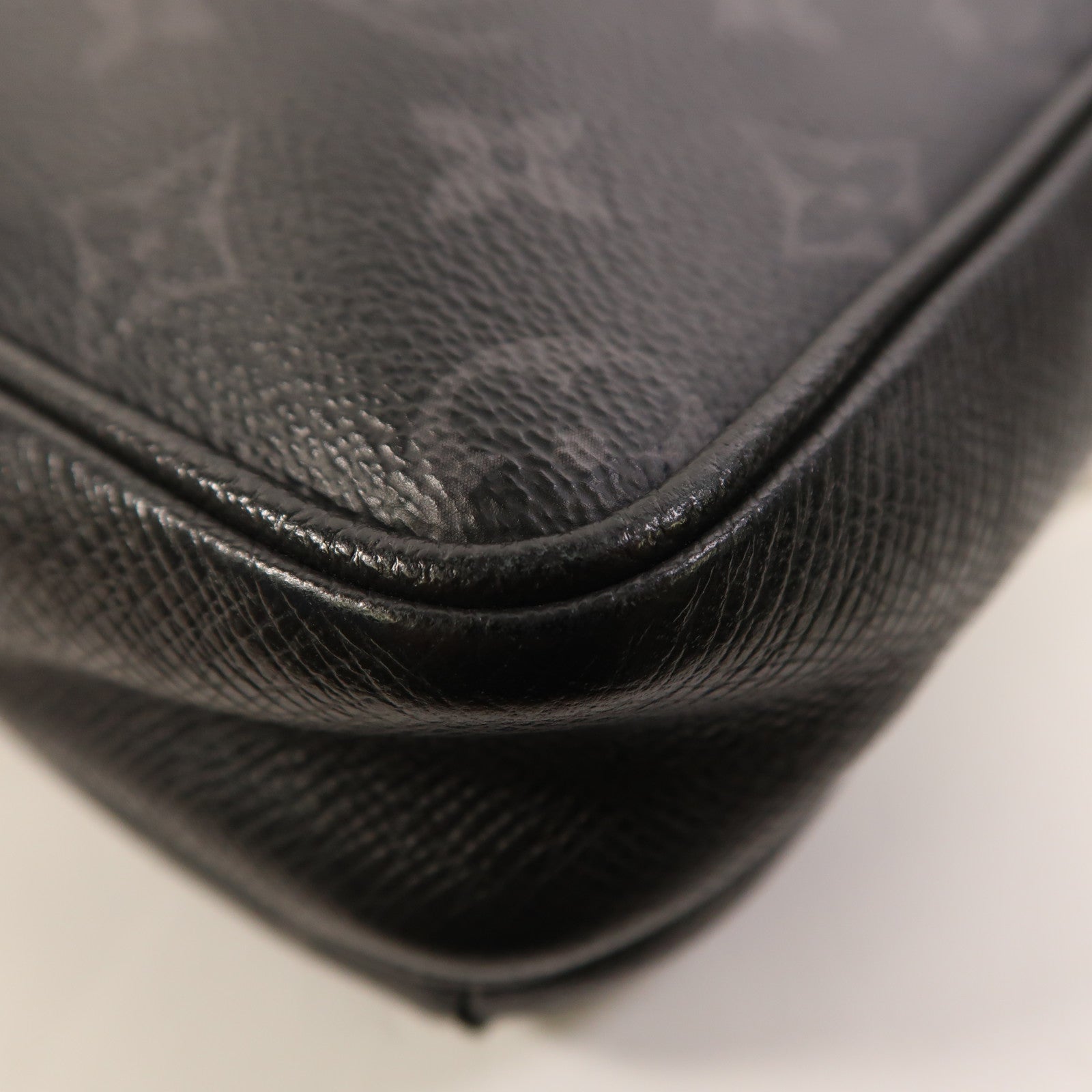 LOUIS VUITTON Monogram Eclipse/Taiga Outdoor Messenger銀扣肩背袋