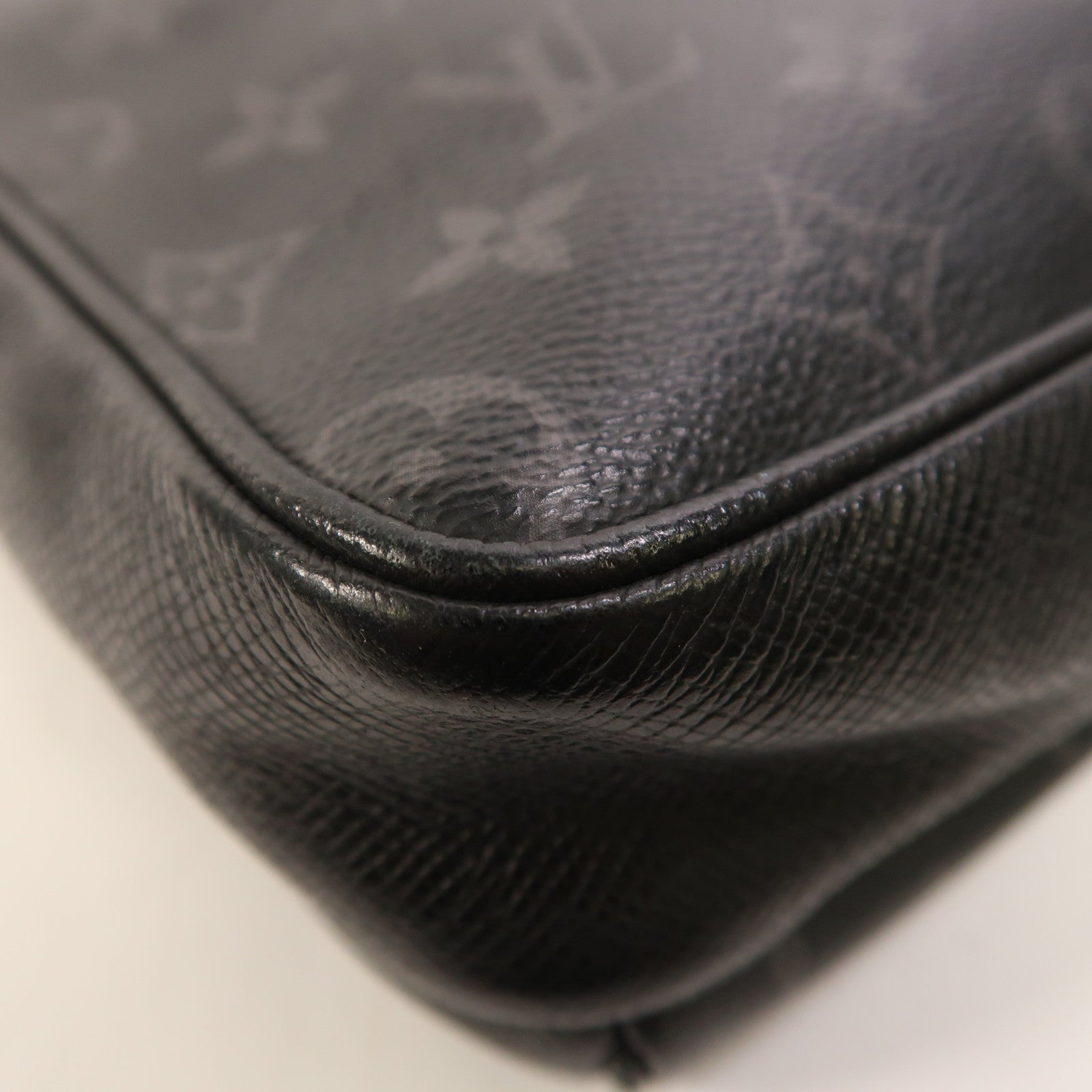 LOUIS VUITTON Monogram Eclipse/Taiga Outdoor Messenger銀扣肩背袋