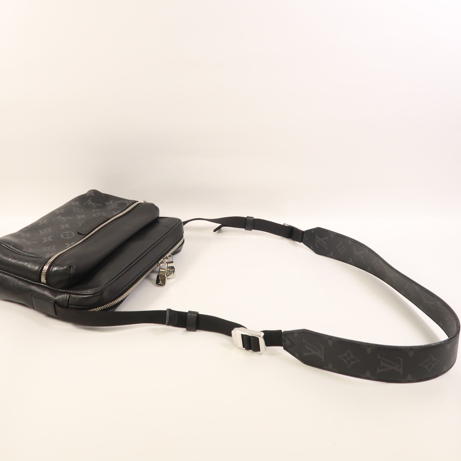 LOUIS VUITTON Monogram Eclipse/Taiga Outdoor Messenger銀扣肩背袋