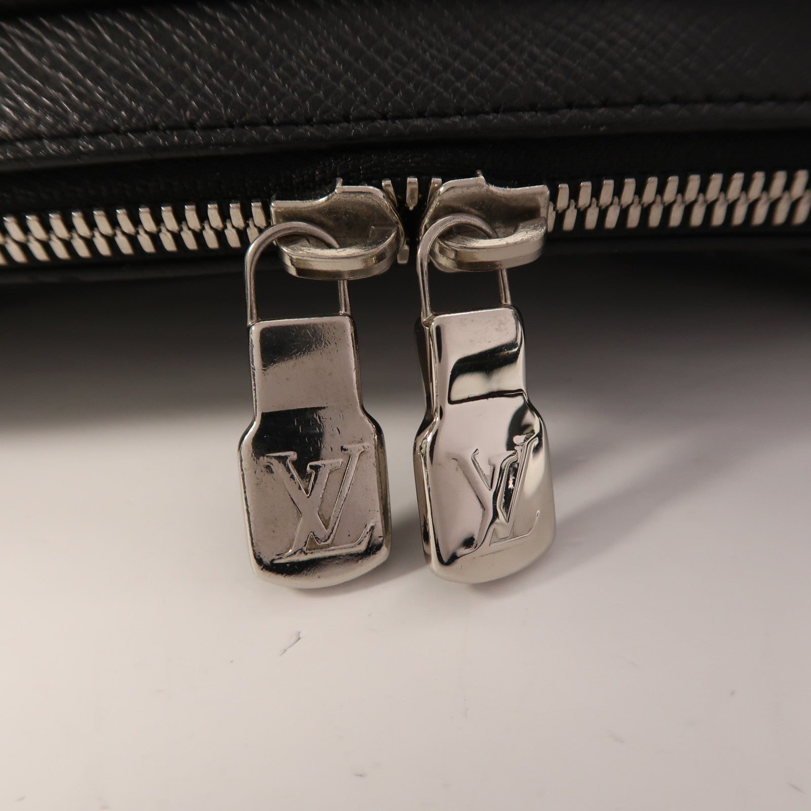 LOUIS VUITTON Monogram Eclipse/Taiga Outdoor Messenger銀扣肩背袋