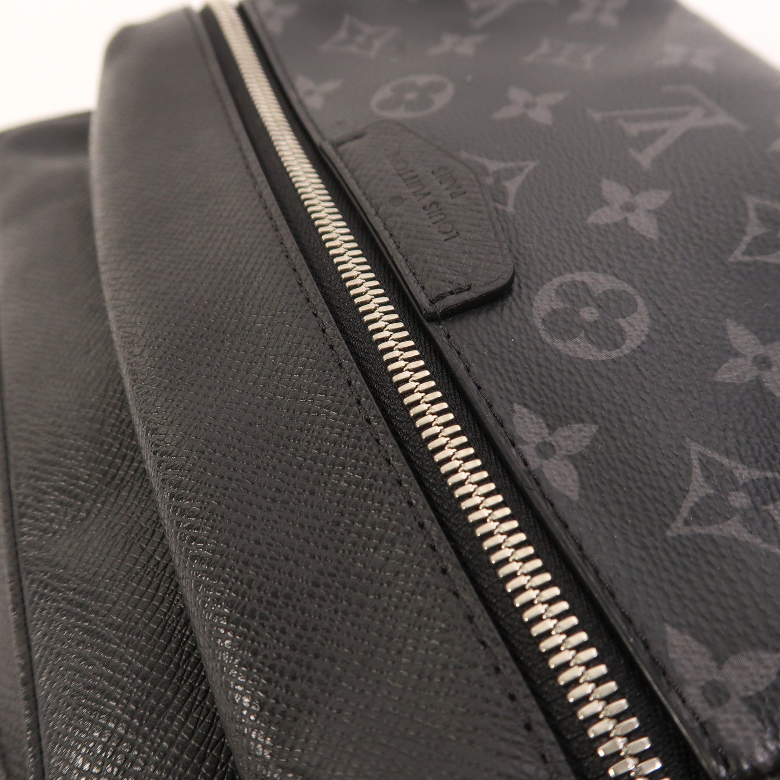 LOUIS VUITTON Monogram Eclipse/Taiga Outdoor Messenger銀扣肩背袋