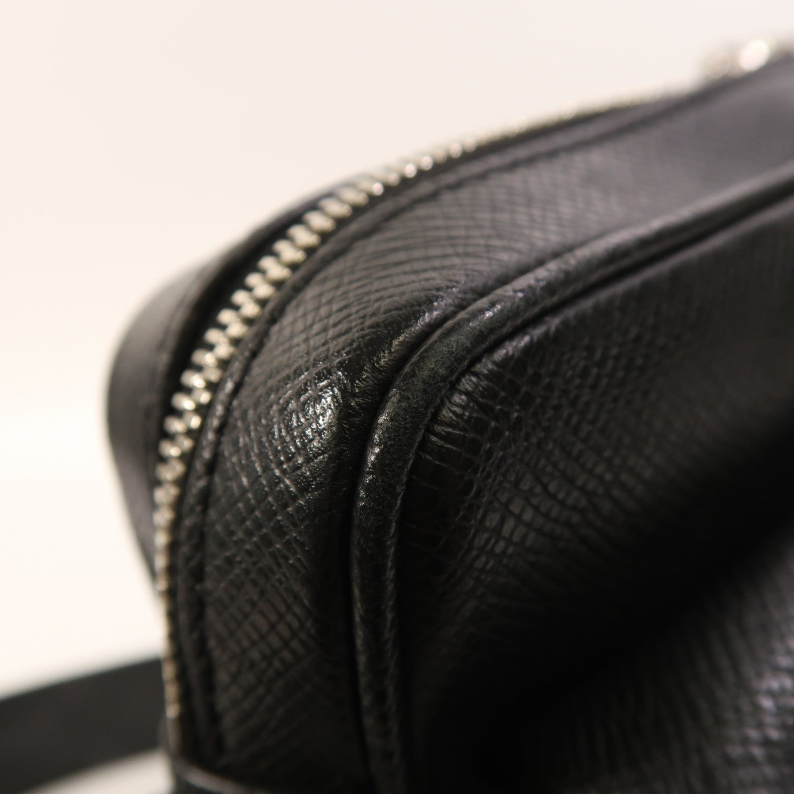 LOUIS VUITTON Monogram Eclipse/Taiga Outdoor Messenger銀扣肩背袋