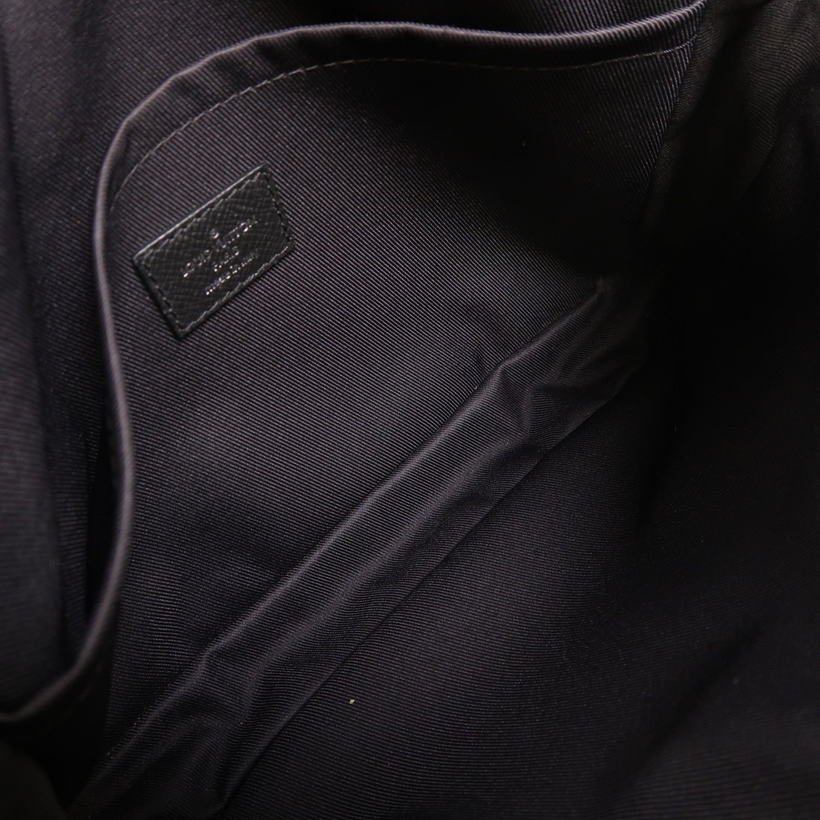 LOUIS VUITTON Monogram Eclipse/Taiga Outdoor Messenger銀扣肩背袋