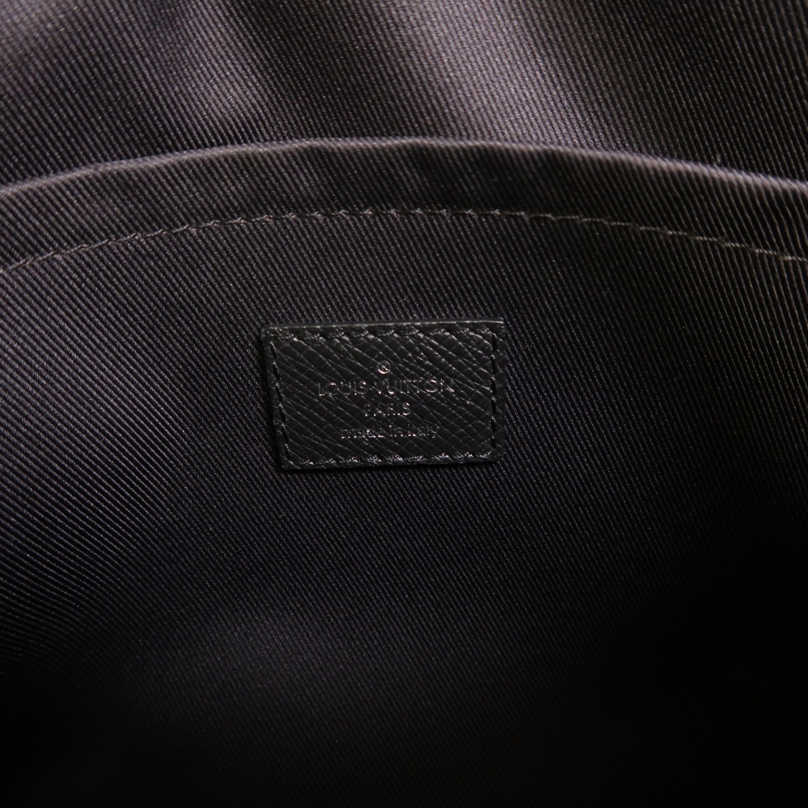 LOUIS VUITTON Monogram Eclipse/Taiga Outdoor Messenger銀扣肩背袋