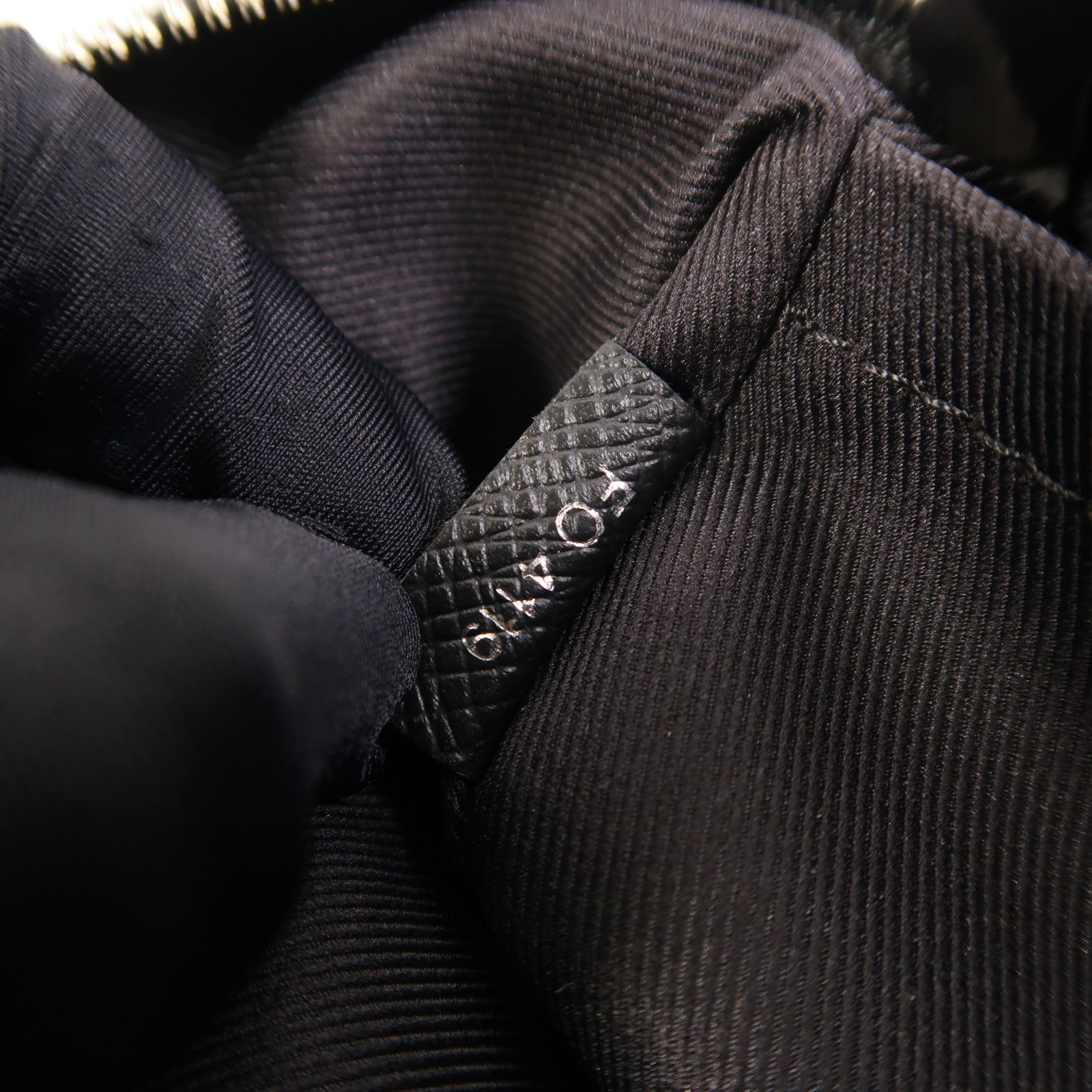 LOUIS VUITTON Monogram Eclipse/Taiga Outdoor Messenger銀扣肩背袋
