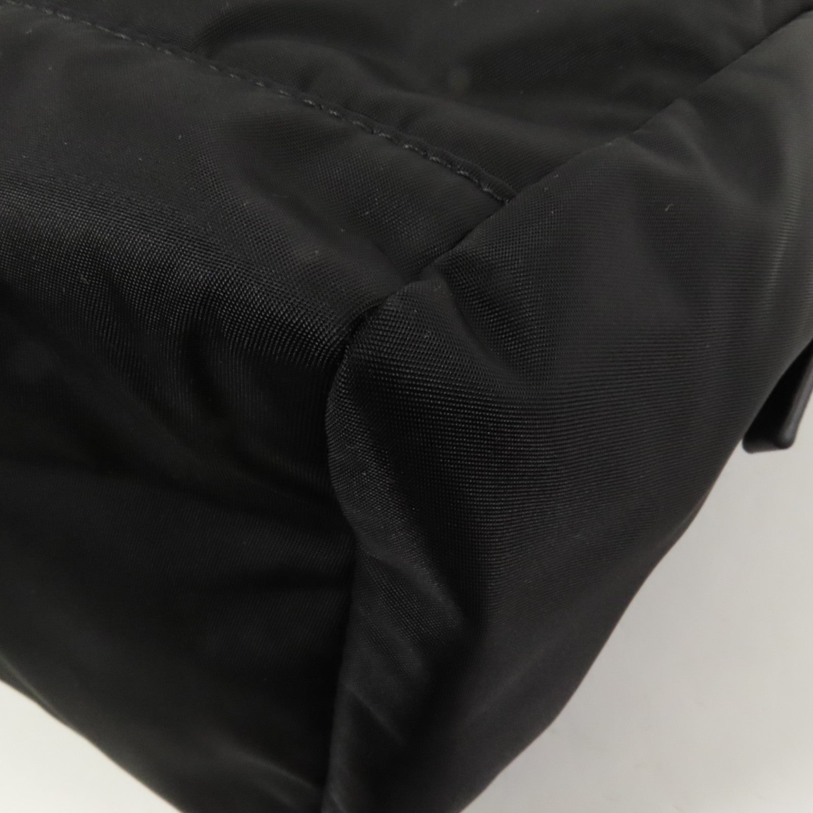 PRADA 尼龍Re-Nylon銀扣肩背袋