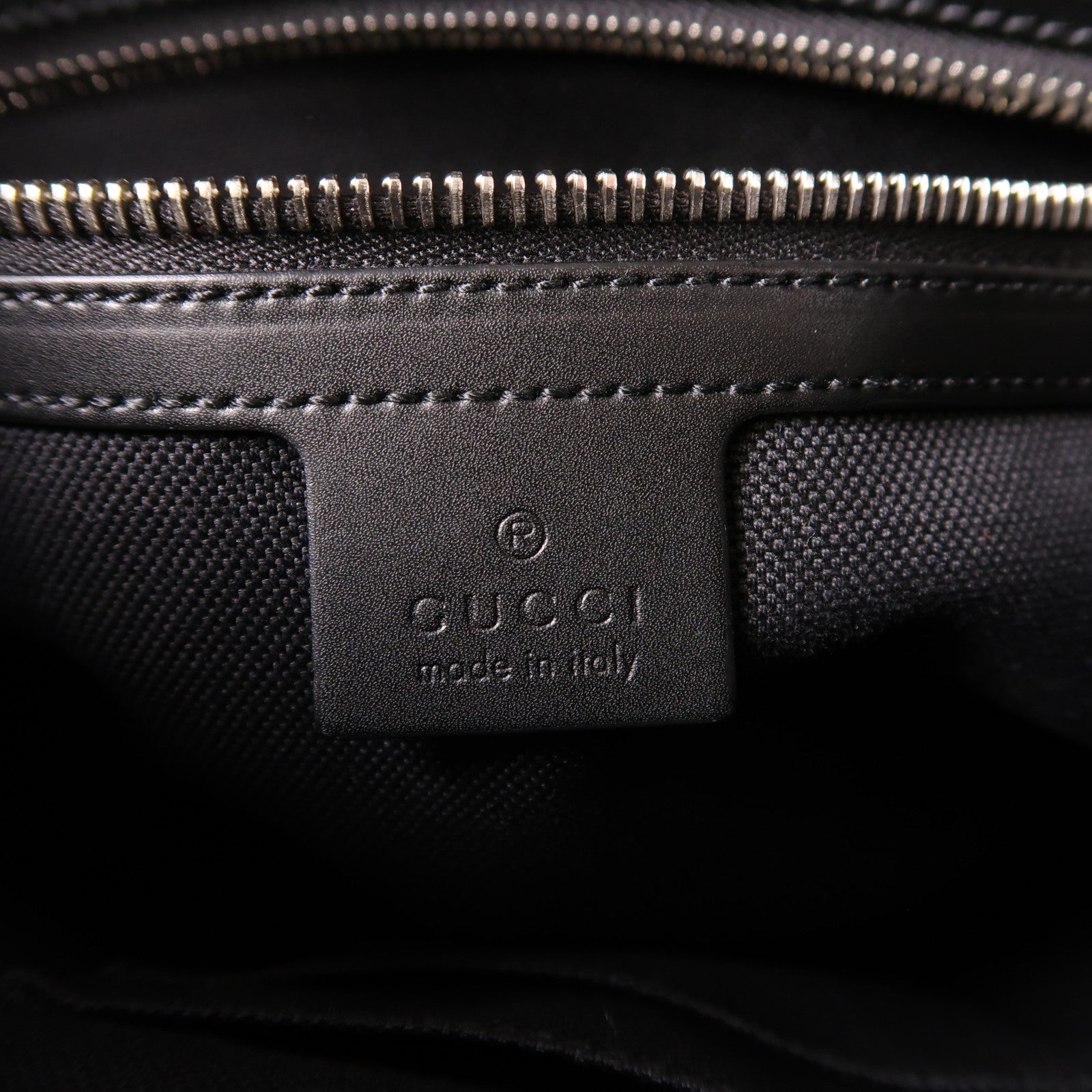 GUCCI 塗層帆布Medium Messenger Bag銀扣肩背袋