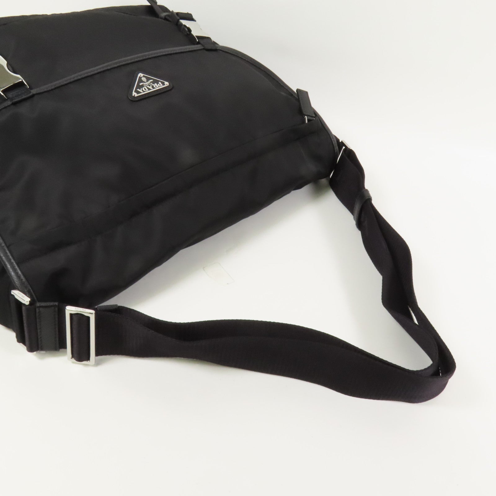 PRADA 尼龍Re-Nylon銀扣肩背袋