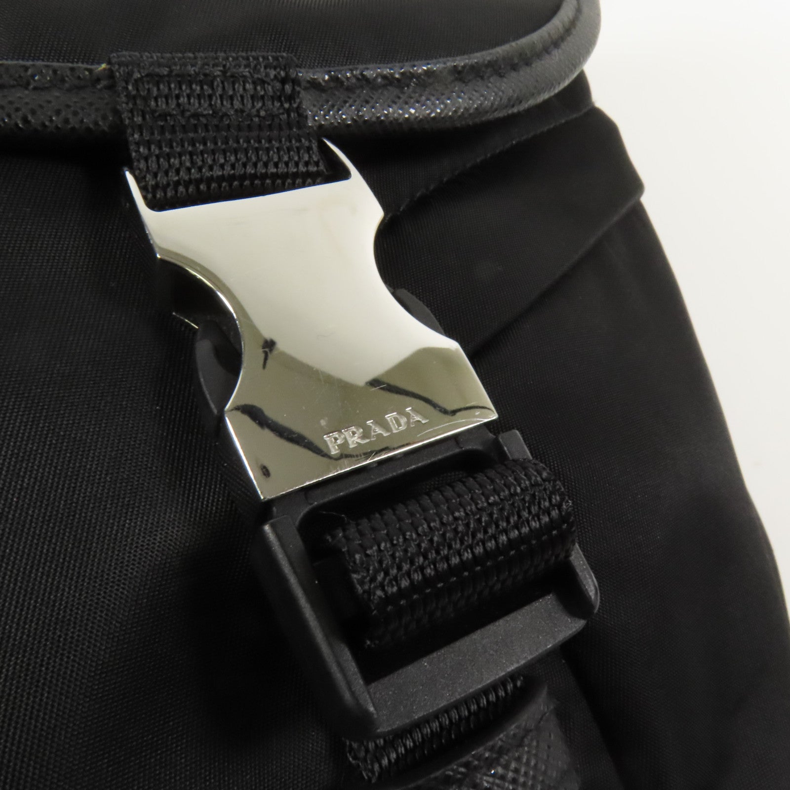 PRADA 尼龍Re-Nylon銀扣肩背袋