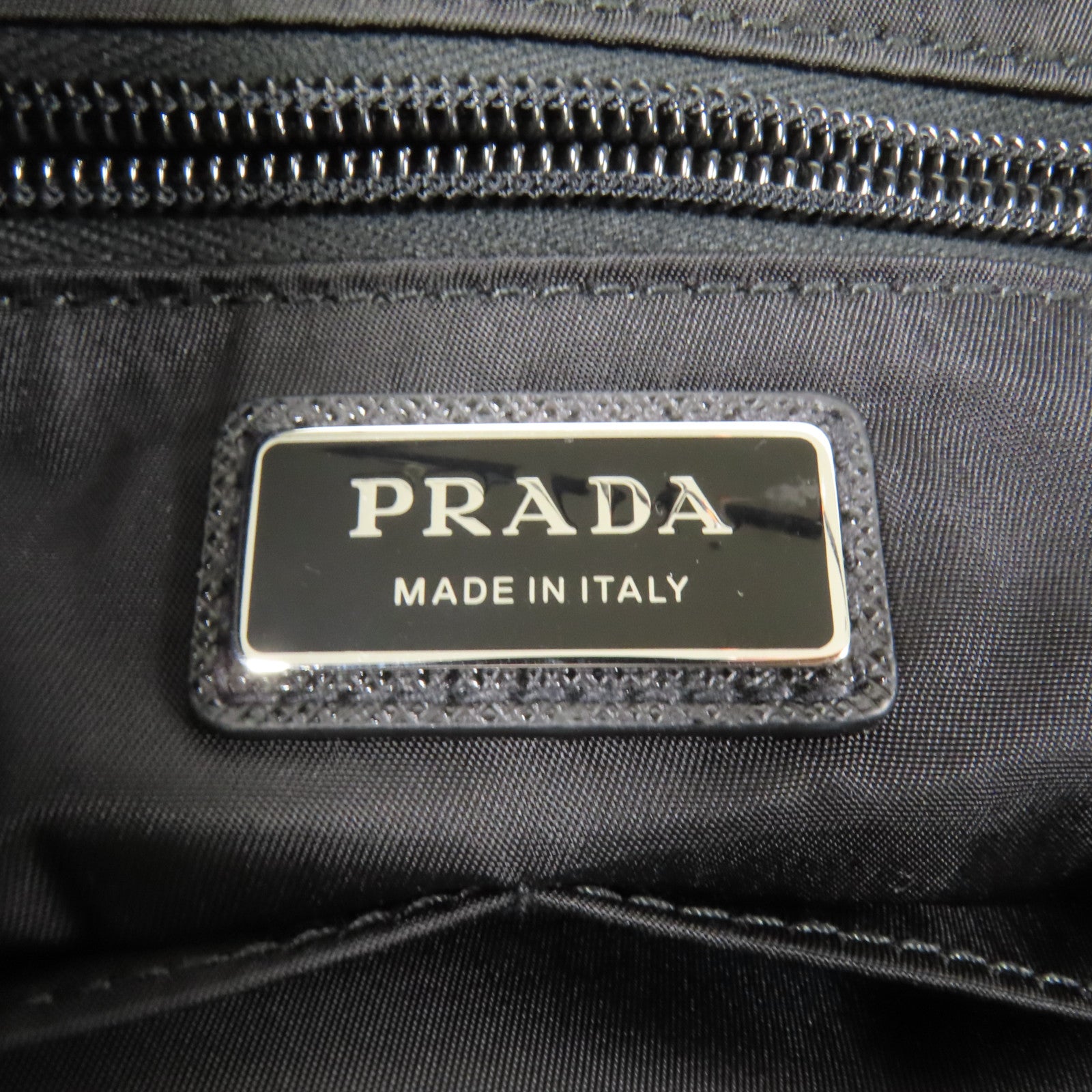 PRADA 尼龍Re-Nylon銀扣肩背袋
