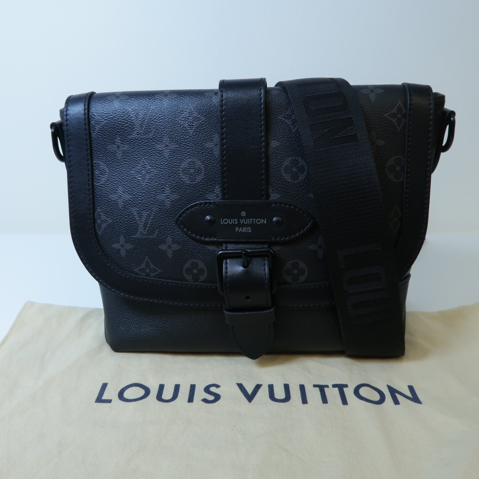 LOUIS VUITTON Monogram Eclipse Saumur Messenger肩背袋黑色