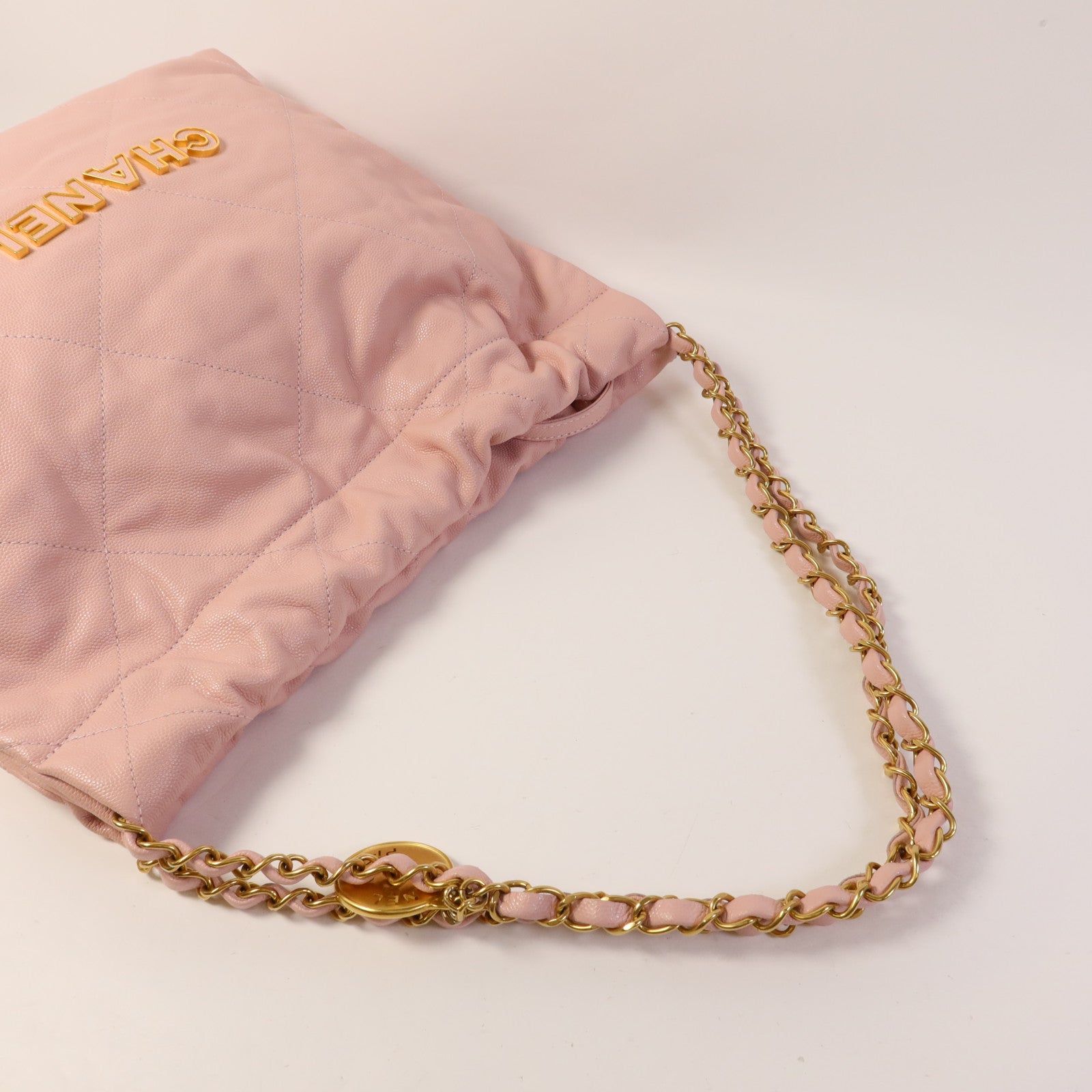 CHANEL 牛皮皮革Chanel 22 Medium金扣鏈帶肩背袋